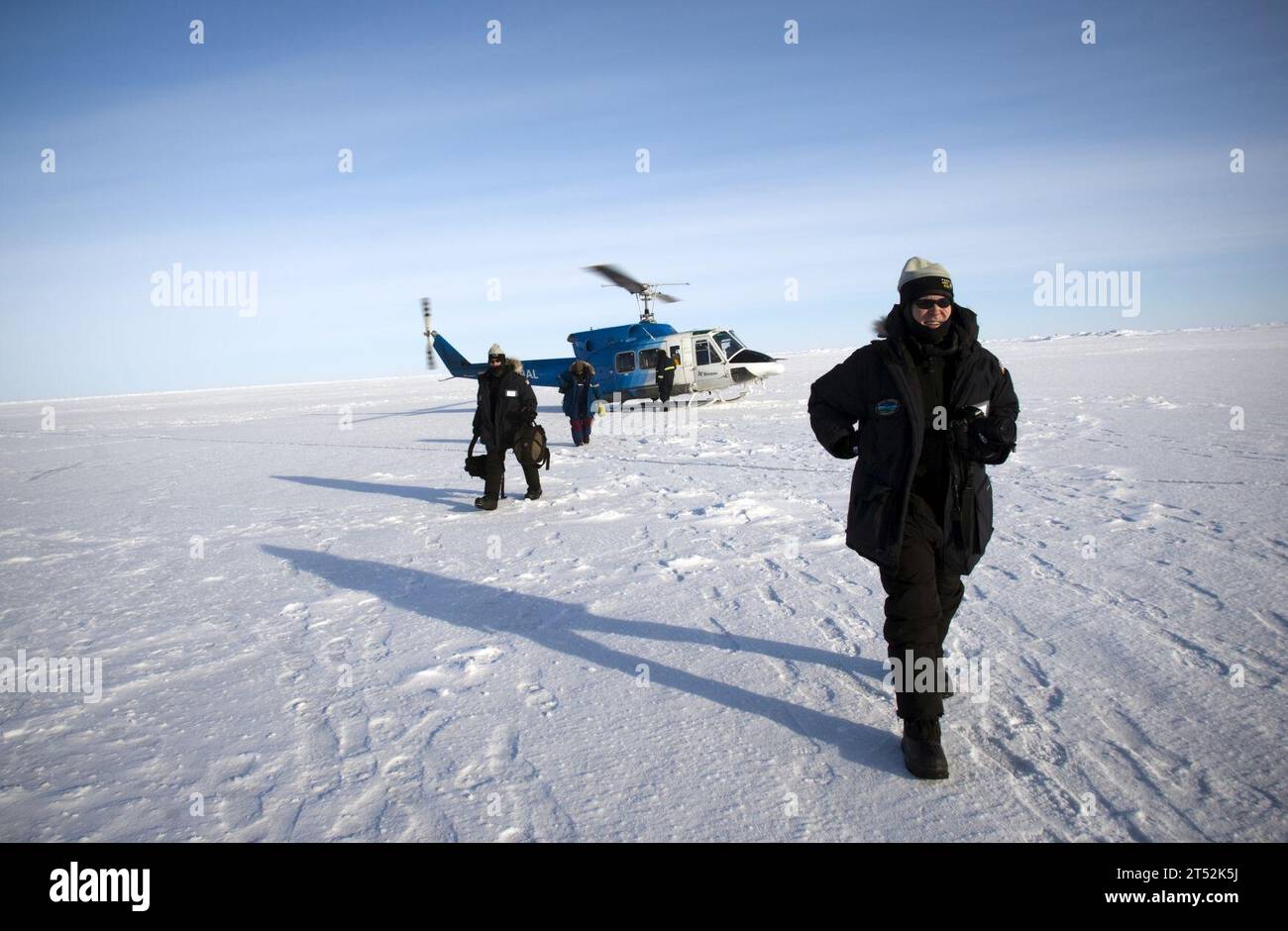 110319UH963-149 ARKTISCHER OZEAN (19. März 2011) Marineminister (SECNAV) der ehrenwerte Ray Mabus entlandet einen Hubschrauber, während er während der ICEX 2011 die Eisstation des Applied Physics Laboratory besucht. Marineblau Stockfoto