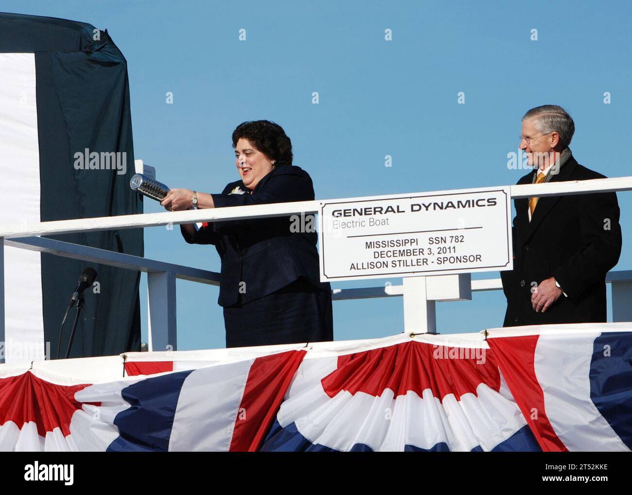 111203AW324-148 GROTON, USA (3. Dezember 2011) Schiffssponsor Allison Stiller, links, bereitet sich auf die Taufe des Angriffs-U-Bootes Mississippi (SSN 782) vor, als John Casey, Präsident von General Dynamics Electric Boat, während einer Taufzeremonie in Groton, Conn. Mississippi ist das neunte U-Boot der Virginia-Klasse und das fünfte Schiff der US Navy, das nach dem Magnolia State benannt wurde. Marineblau Stockfoto
