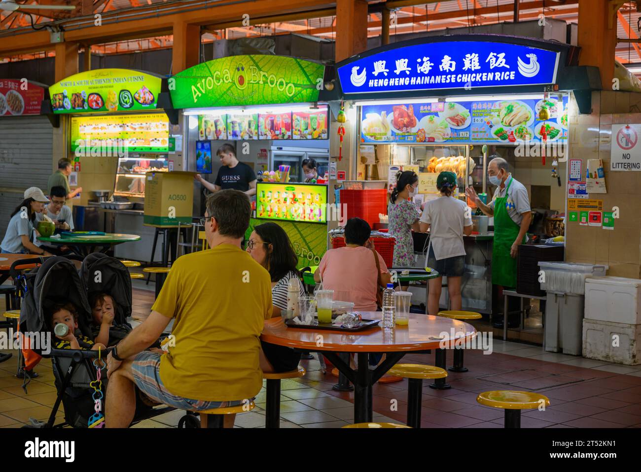 Das geschäftige Maxwell Food Centre at Night, Chinatown, Singapur Stockfoto