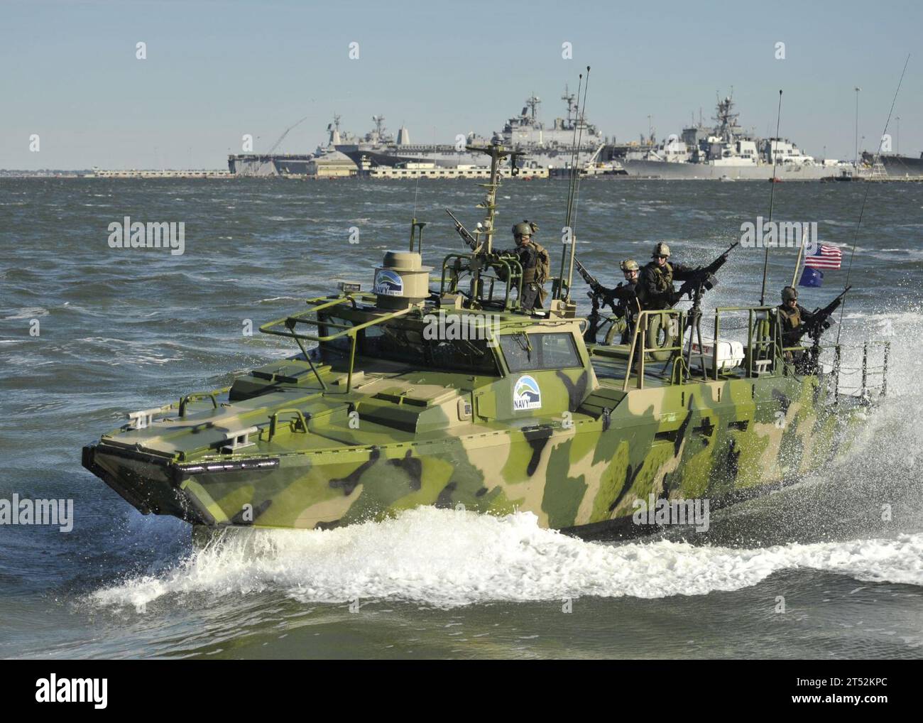 1010226889J-107 NORFOLK (22. Oktober 2010) Seeleute, die der Riverine Group 1 zugewiesen sind, führen Manöver an Bord des Riverine Command Boat (Experimental) (RCB-X) auf der Marinestation Norfolk durch. Die RCB-X wird von einer alternativen Kraftstoffmischung aus 50 % algenbasierten und 50 % NATO-F-76-Brennstoffen angetrieben, um die Bemühungen des Marineministers zu unterstützen, den Gesamtenergieverbrauch auf Marineschiffen zu senken. Marineblau Stockfoto