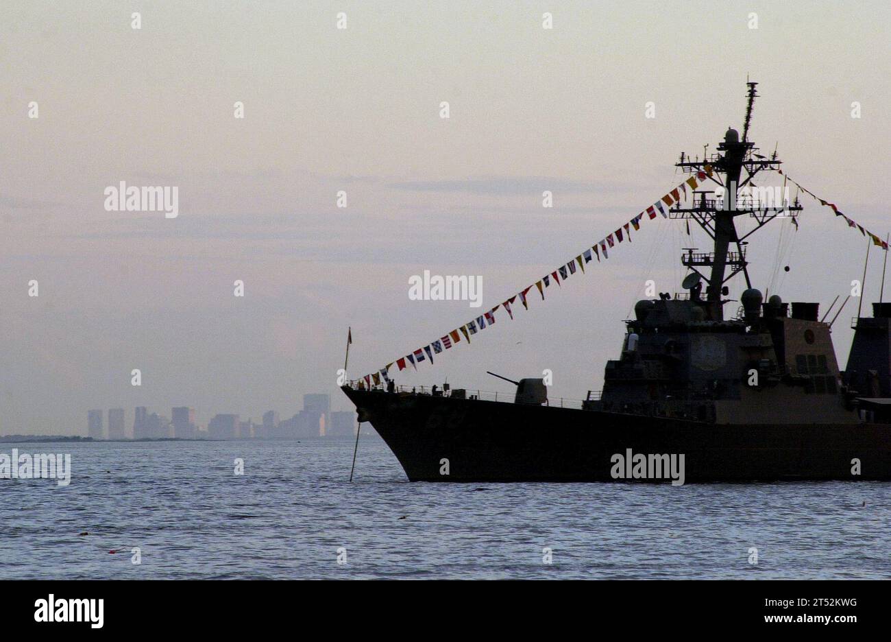 0707011928O-250 GLOUCESTER, Mass. (1. Juli 2007) - der Lenkraketenzerstörer USS The Sullivans (DDG 68) steht über 30 km weit vor der Skyline von Boston. Die Sullivans nehmen an der Gloucester Navy Week Teil, einer von 26 Navy Weeks, die 2007 in ganz Amerika geplant sind. Die Navy Weeks sollen den Amerikanern zeigen, welche Investitionen sie in ihre Navy getätigt haben, und das Bewusstsein in Städten erhöhen, die keine nennenswerte tägliche Präsenz der Navy haben. US Navy Stockfoto