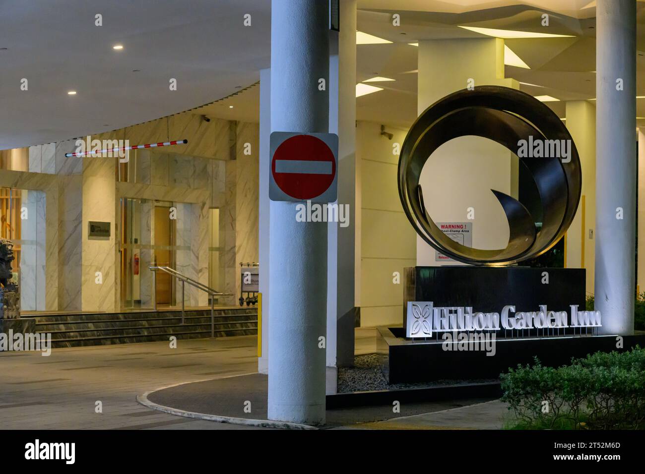 Eintritt zum Hilton Garden Inn bei Nacht, Little India, Singapur Stockfoto