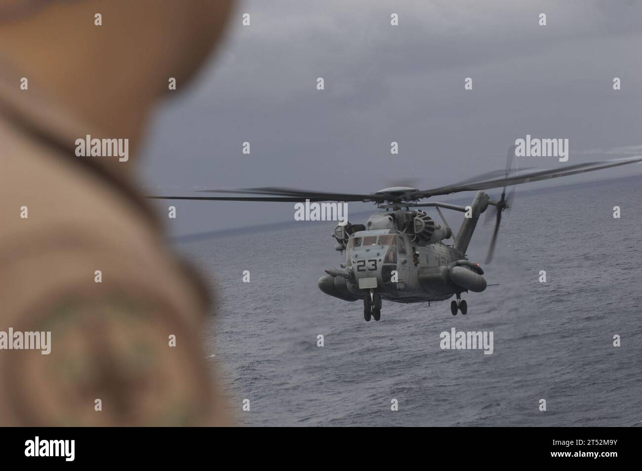 0910265700G-040 ATLANTISCHER OZEAN (26. Oktober 2009) Ein Pilot der Navy beobachtet die Landung eines MH-53 Sea Dragon Helikopters an Bord des amphibischen Angriffsschiffs USS Nassau (LHA 4). Die Piloten führten während der dreiwöchigen Trainingsübung für Composite Unit (COMTUEX) eine Touch-and-Go-Landungsqualifikation durch. COMPTUEX wurde entwickelt, um realistische Trainingsumgebungen für US-Marine-Streitkräfte bereitzustellen, die die operativen Herausforderungen, die bei militärischen Operationen weltweit üblich sind, genau nachbilden. Marineblau Stockfoto