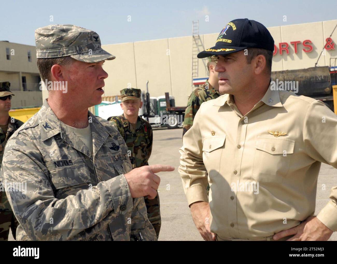 0809182804C-112 GALVESTON, Texas (18. September 2008) Colonel John Nichols, Joint Task Force Commander, links, und Captain Robert Lineberry, Commander der Amphibienstaffel 6, sprechen an einem Verteilungspunkt auf Galveston Island, Texas. Das amphibische Angriffsschiff USS Nassau (LHA 4) liegt vor der Küste von Galveston, Texas, vor Anker, um die Zivilbehörden bei der Katastrophenreaktion zu unterstützen, wie es nach dem Hurrikan Ike. Navy gerichtet wurde Stockfoto