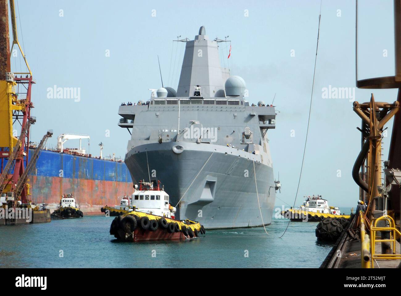 0904258053S-046 MANAMA, Bahrain (25. April 2009) das amphibische Transportschiff USS New Orleans (LPD 18) wird am Samstag, 25. April 2009 in das Trockendock der Arab Shipbuilding & Repair Yard Company in Bahrain geführt, um Reparaturen am Schiffsrumpf durchzuführen. das bei einer Kollision mit dem U-Boot der Los Angeles-Klasse USS Hartford (SSN 768) in der Straße von Hormuz am 20. März 2009 beschädigt wurde. Marineblau Stockfoto