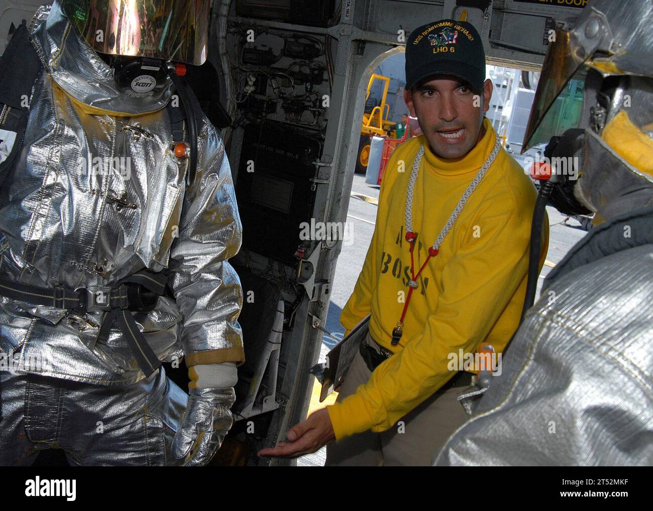 0807175822P-060 PAZIFISCHER OZEAN (17. Juli 2008) Ens. Alexey Diaz aus Miami weist zwei Matrosen, die dem amphibischen Angriffsschiff USS Bonhomme Richard (LHD 6) zugeordnet sind, während einer Feuerübung auf dem Flugdeck den Transport von verletzten Personen an. Bonhomme Richard nimmt an Rim of the Pacific (RIMPAC) 2008 Teil. RIMPAC ist die weltweit größte multinationale Übung und wird alle zwei Jahre von der U.S. Pacific Fleet geplant. Zu den Teilnehmern gehören die Vereinigten Staaten, Australien, Kanada, Chile, Japan, Niederlande, Peru, Republik Korea, Singapur und der Vereinigte Staat Stockfoto