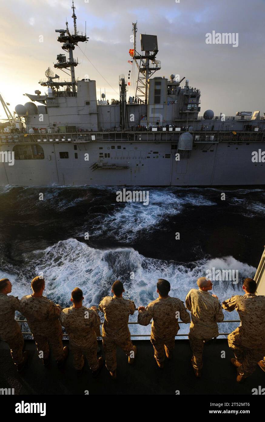 0905185345W-104 ATLANTIC OCEAN (18. Mai 2009) Marines der 22nd Marine Expeditionary Unit (22 MEU) versammeln sich auf einem hafenseitigen Wetterdeck an Bord des amphibischen Dock-Landungsschiffes USS Fort McHenry (LSD 43), um zu beobachten, wie das amphibische Angriffsschiff USS Bataan (LHD 5) auf See betankt. Fort McHenry befindet sich auf einem geplanten Einsatz mit der Bataan Amphibious Readiness Group (ARG), der die maritimen Sicherheitseinsätze in den Zuständigkeitsbereichen der 5. Und 6. US-Flotte unterstützt. Marineblau Stockfoto