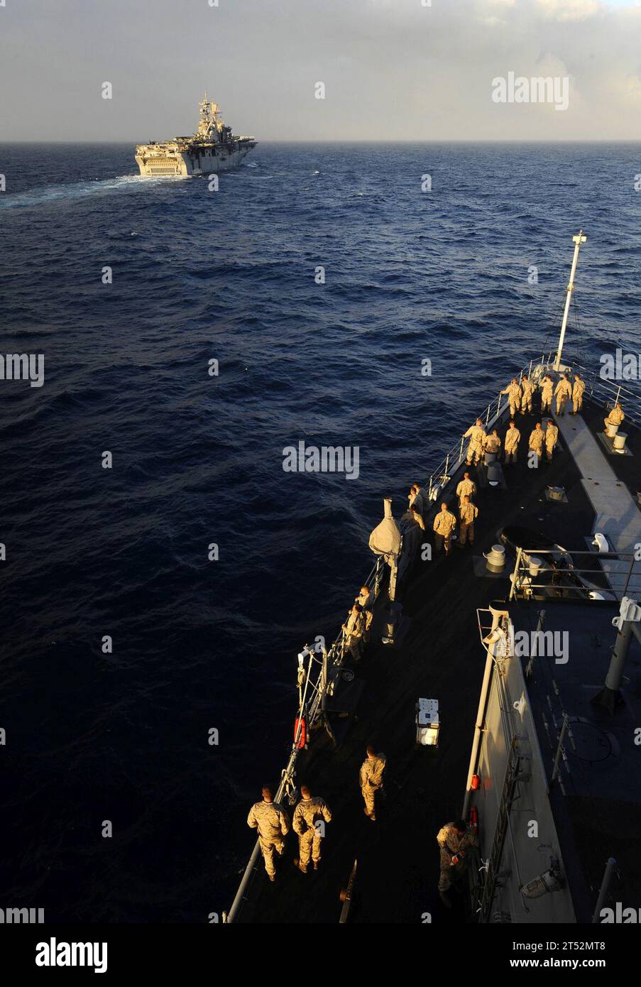 0905185345W-086 ATLANTISCHER OZEAN (18. Mai 2009) Marines der 22nd Marine Expeditionary Unit (22 MEU) beobachten von der foc'sle des Amphibiendockschiffes USS Fort McHenry (LSD 43), als sie auf dem amphibischen Angriffsschiff USS Bataan (LHD 5) landen. Fort McHenry befindet sich auf einem geplanten Einsatz mit der Bataan Amphibious Readiness Group (ARG), der die maritimen Sicherheitseinsätze in den Zuständigkeitsbereichen der 5. Und 6. US-Flotte unterstützt. Marineblau Stockfoto