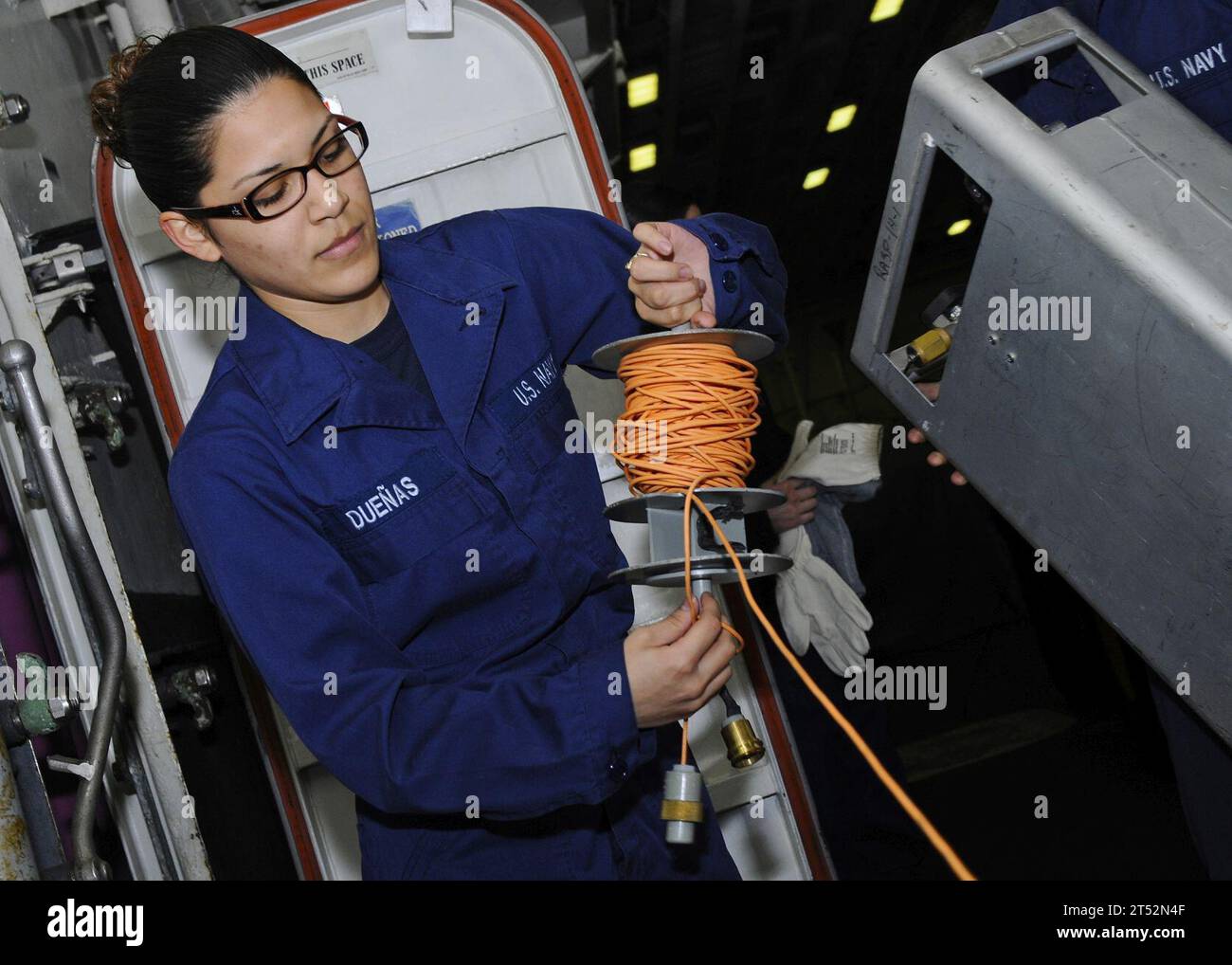 Amphibisches Angriffsschiff USS Kearsarge (LHD 3), Sailor, Training zur Schadenskontrolle bei giftigen Gasen, U.S. Navy Stockfoto