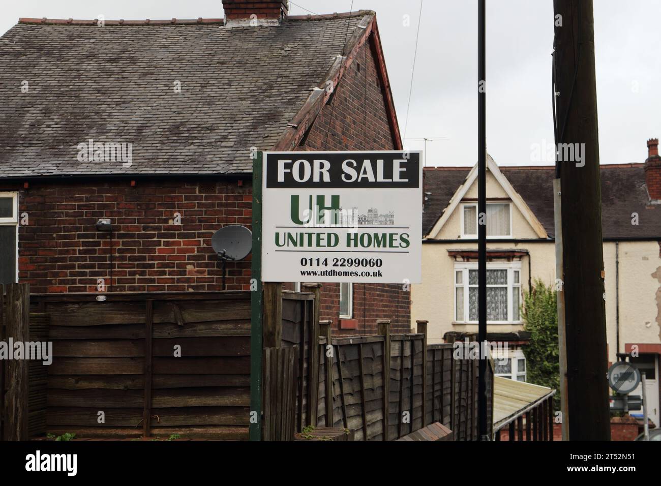 Zum Verkauf Schild, United Homes Immobilienmakler, Immobilienmarkt, Vorort Sheffield England Stockfoto