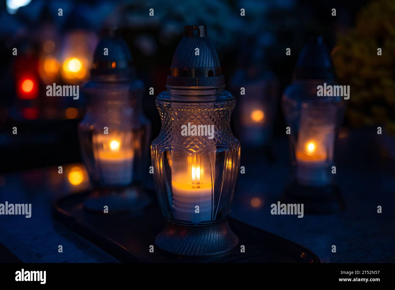 Kerzenlicht im Dunkeln mit unscharfem Bokeh-Hintergrund. Kerzen auf dem Friedhof bei Nacht. Selektiver Fokus. Geringe Tiefe des Feldes. Ganztägig. Stockfoto