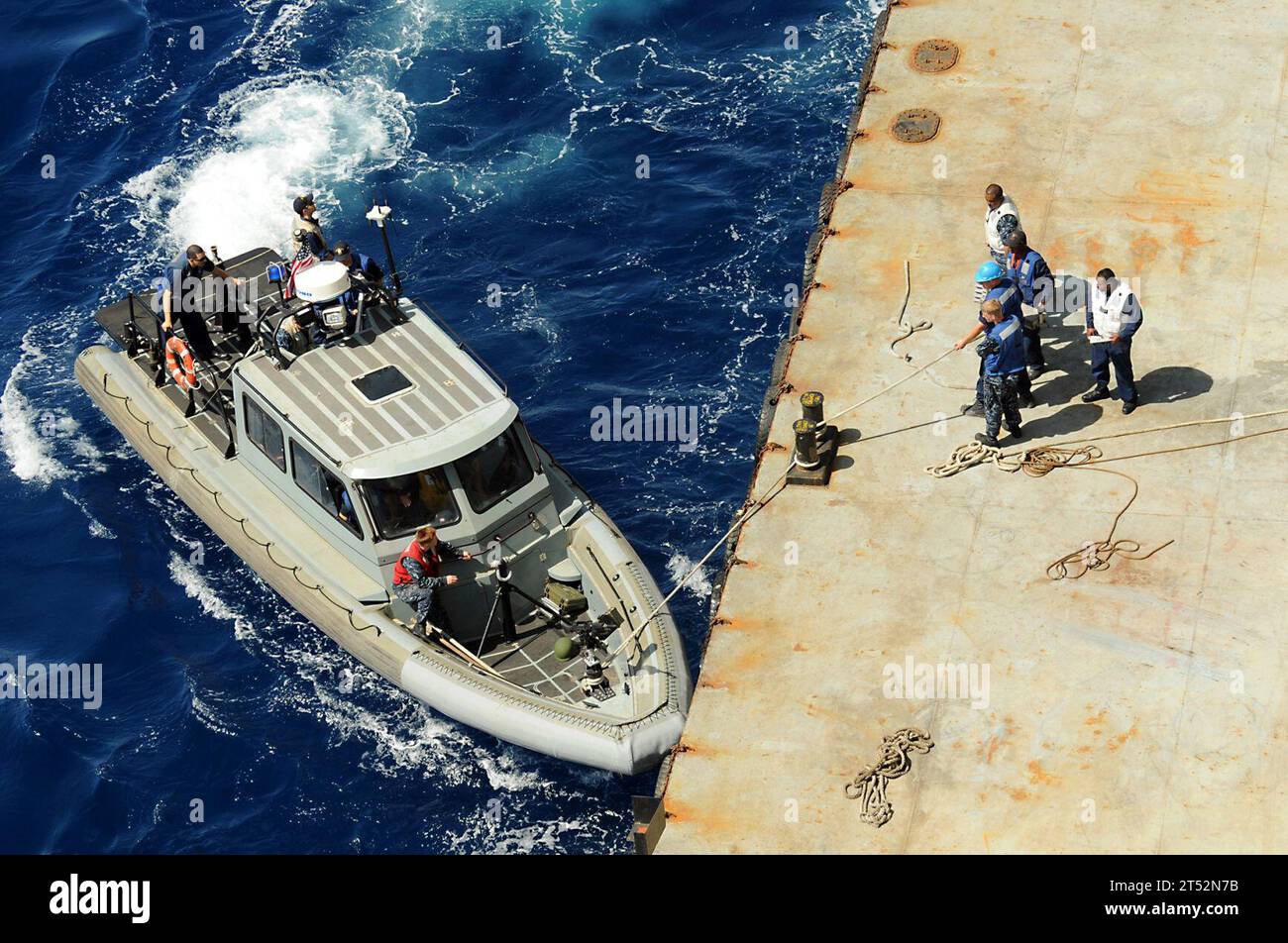 1006207948R-077 DILI, Timore-Leste (20. Juni 2010) Seeleute bereiten sich auf eine Sicherheitspatrouille für das amphibische Angriffsschiff USS Peleliu (LHA 5) vor. Seeleute der Peleliu Amphibious Ready Group und einschiffende Marines der 15th Marine Expeditionary Unit nehmen an der Marine Expeditionary Expeditionary Unit (MAREX) 2010 Teil, einer multilateralen Übung, die die Zusammenarbeit mit der Timore Leste und den australischen Militärs fördert. Marineblau Stockfoto