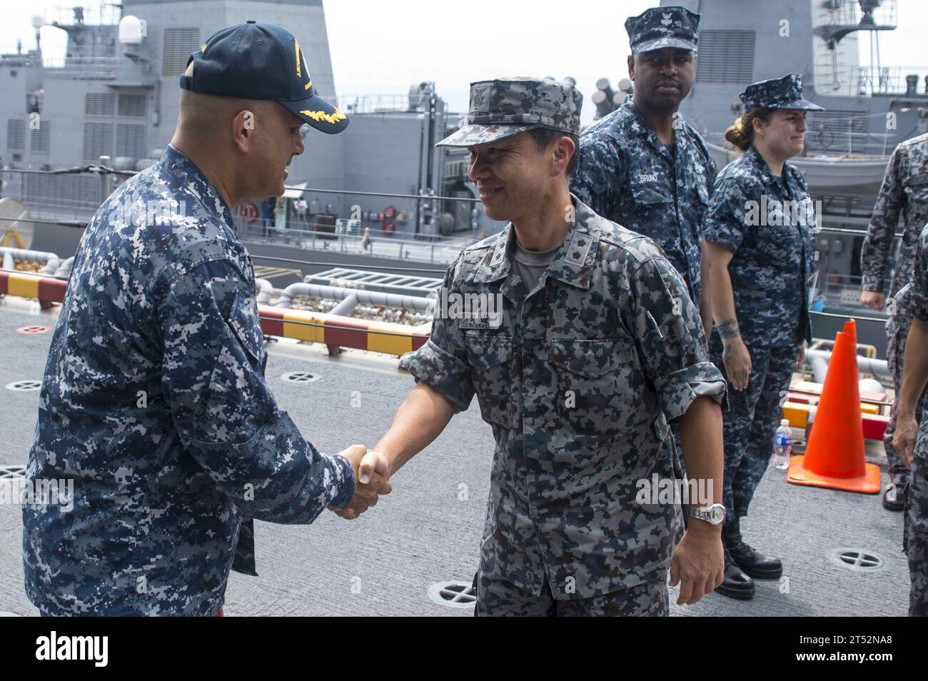 170605XT039-1035 OKINAWA, Japan (6. Juni 2017) Captain George Doyon, links, Kommandeur der Amphibiengeschwader 11, begrüßt Generalmajor Hiroshi Watanabe, Vize-Befehlshaber der japanischen Luft-Selbstverteidigungsstreitkräfte (JASDF) Südwest Composite Air Division und Mitglieder der JASDF für eine Tour an Bord des amphibienschiffs USS Bonhomme Richard (LHD 6). Bonhomme Richard, Flaggschiff der Bonhomme Richard Amphibious Ready Group, ist auf einer Routinepatrouille, die in der indoasiatisch-pazifischen Region operiert, um als Forward-Capability für jede Art von Eventualität zu dienen. Marineblau Stockfoto