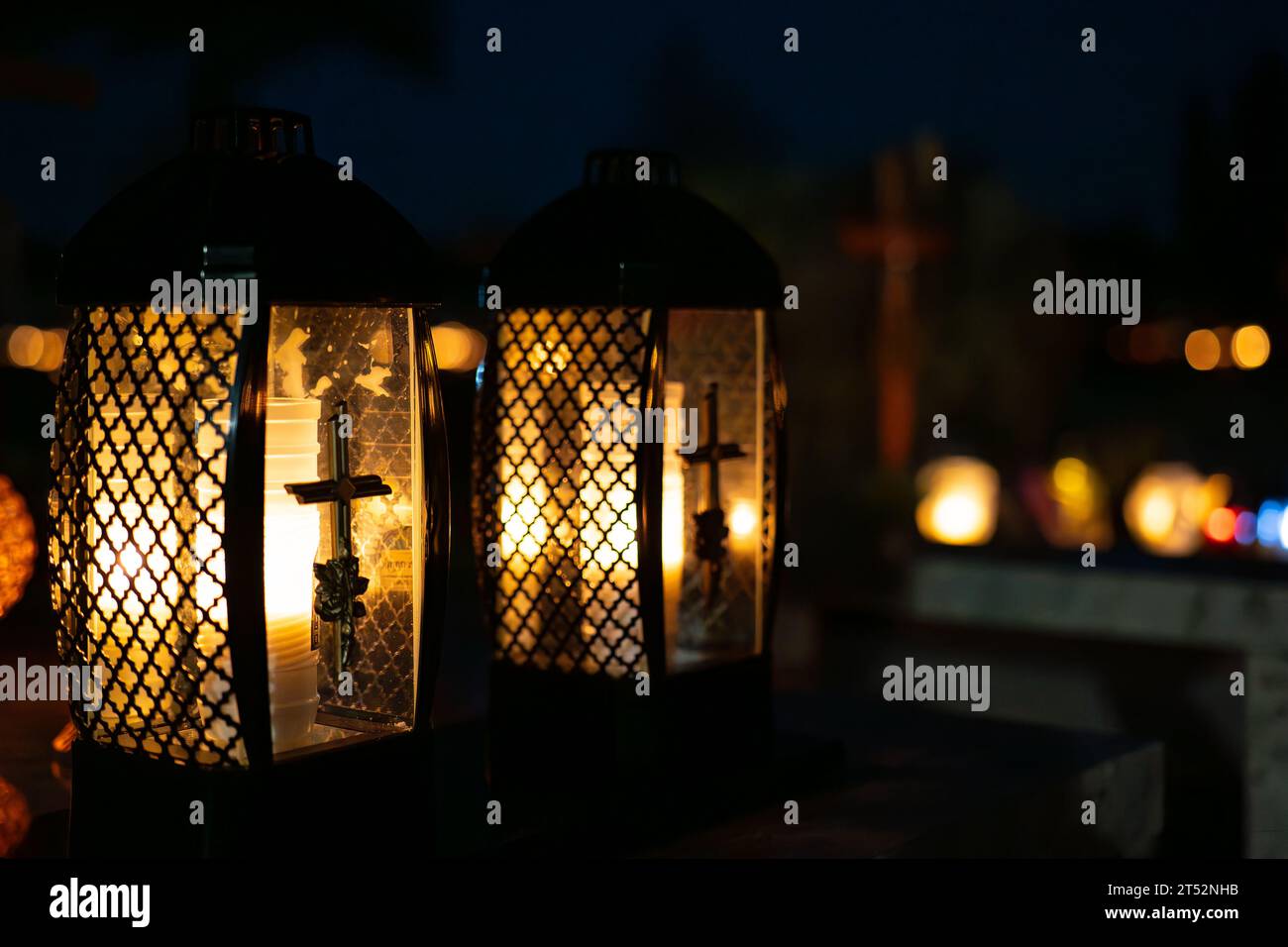 Kerzenlicht im Dunkeln mit unscharfem Bokeh-Hintergrund. Kerzen auf dem Friedhof bei Nacht. Selektiver Fokus. Geringe Tiefe des Feldes. Ganztägig. Stockfoto