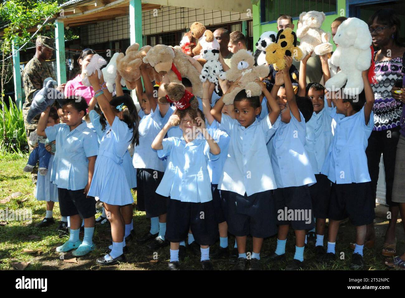 1008252074H-029 LIMON, Costa Rica (25. August 2010) Kinder aus der Grundschule von Hone Creek halten Stofftiere auf, die ihnen von Mitgliedern des Militärs an Bord des amphibischen Angriffsschiffs USS Iwo Jima (LHD 7) gegeben werden. und Mitglieder der Nichtregierungsorganisation geben einem Kind einen Rucksack während eines fortlaufenden Promise 2010 Gemeindedienstprojekts. Das an Bord von Iwo Jima eingesetzte medizinische und technische Personal arbeitet mit Partnern zusammen, um medizinische, zahnärztliche, tierärztliche und technische Hilfe in acht Nationen zu leisten. Marineblau Stockfoto