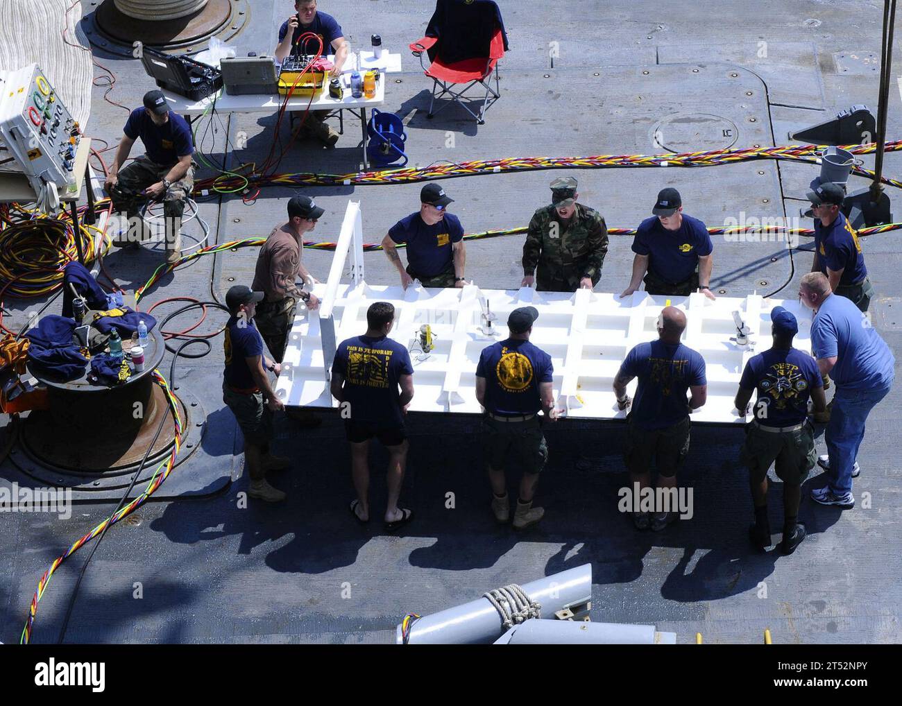 1104203154P-283 AUGUSTA BAY, Sizilien (20. April 2011) Seeleute, die der Mobile Diving and Salvage Unit (MDSU) 2 zugewiesen sind, verlegen einen Kofferdamm auf dem Deck des Rettungs- und Rettungsschiffs USNS GRAP (T-ARS 51). Der Kofferdamm wurde während der Wartung des Schiffes aus dem Rumpf des amphibischen Angriffsschiffs USS Kearsarge (LHD 3) entfernt. Kearsarge ist das Kommandoschiff der Kearsarge Amphibious Ready Group und unterstützt maritime Sicherheitsoperationen und Kooperationsmaßnahmen im Bereich der Theatersicherheit im Zuständigkeitsbereich der 6. US-Flotte. Marineblau Stockfoto