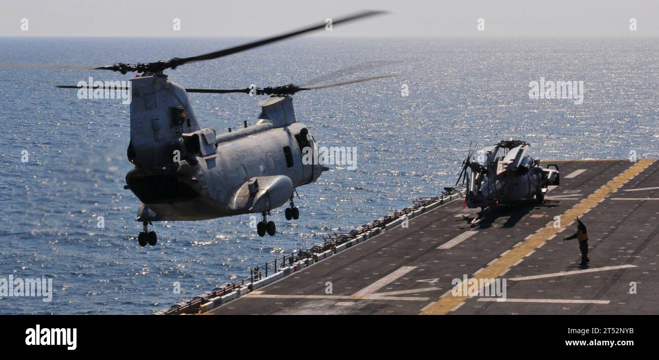 1103295538K-217 PAZIFISCHER OZEAN (29. März 2011) Ein CH-46E Sea Knight Helikopter mit humanitären Hilfsgütern startet vom vorgelagerten amphibischen Angriffsschiff USS Essex (LHD 2). Essex arbeitet mit der 31st Marine Expeditionary Unit (31st MEU) vor der Küste von Kesennuma im Nordosten Japans, um die Operation Tomodachi zu unterstützen. Marineblau Stockfoto