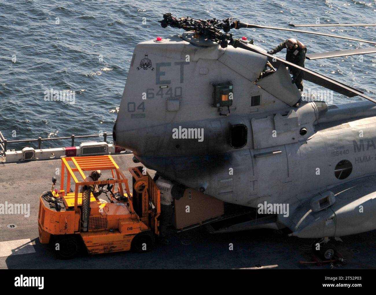 1103295538K-180 PACIFIC OCEAN (29. März 2011) Marines laden humanitäre Hilfsgüter in einen CH-46E Sea Knight Hubschrauber auf dem Flugdeck des vorgelagerten amphibischen Angriffsschiffs USS Essex (LHD 2). Essex arbeitet mit der 31st Marine Expeditionary Unit (31st MEU) vor der Küste von Kesennuma im Nordosten Japans, um die Operation Tomodachi zu unterstützen. Marineblau Stockfoto