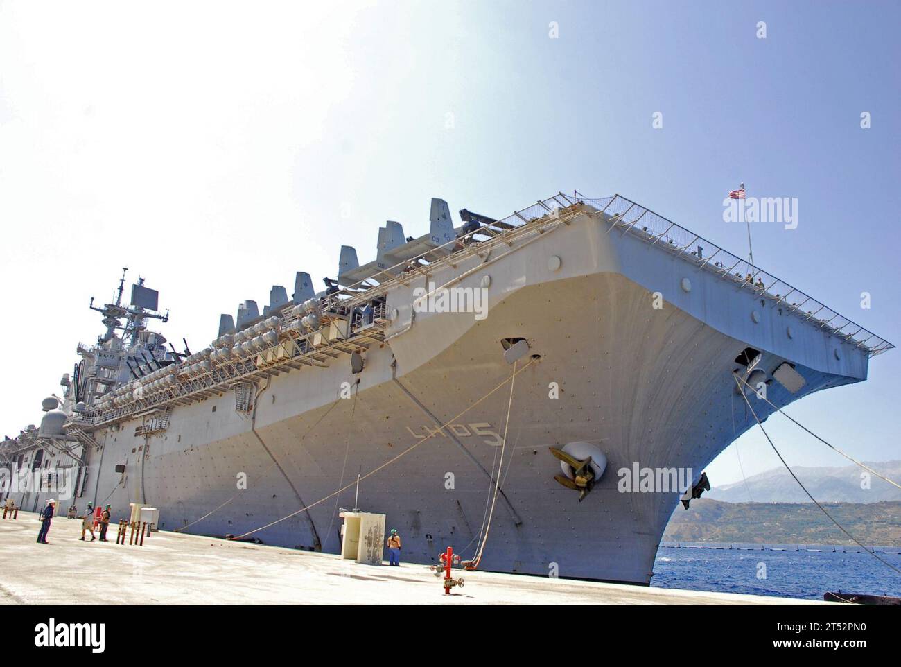 110724QL533-001 SOUDA BAY, Griechenland (24. Juli 2011) das amphibische Angriffsschiff der Wasp-Klasse USS Bataan (LHD 5) legt während eines routinemäßigen Hafenbesuchs an der Souda Bay an. Marineblau Stockfoto