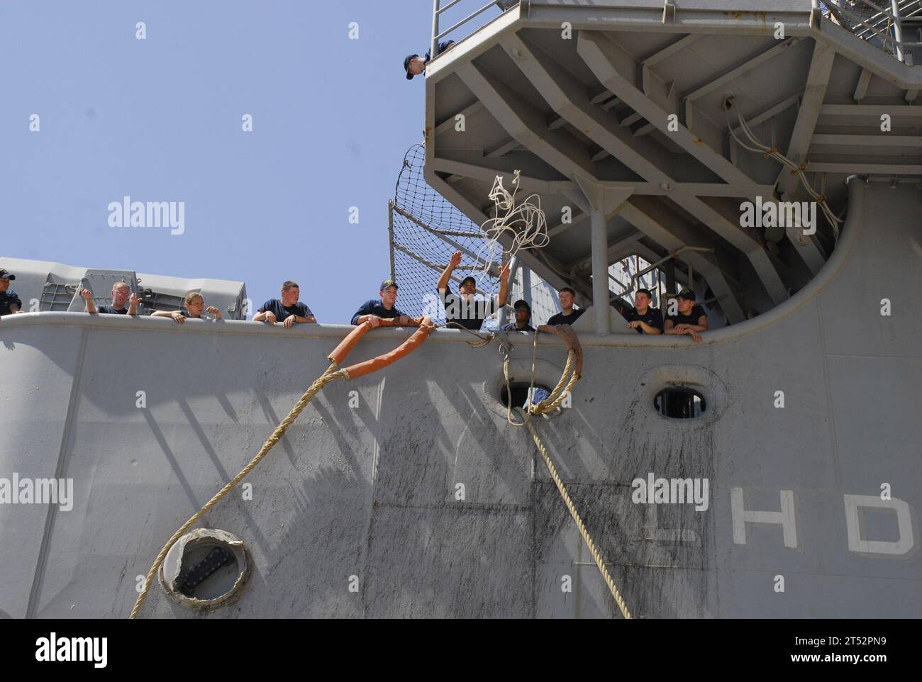 110724QL533-002 SOUDA BAY, Griechenland (24. Juli 2011) Linienführer an Bord des amphibischen Angriffsschiffs USS Bataan (LHD 5) der Wasp-Klasse machen während eines routinemäßigen Hafenbesuchs Liegeoperationen in der Souda Bay. Marineblau Stockfoto