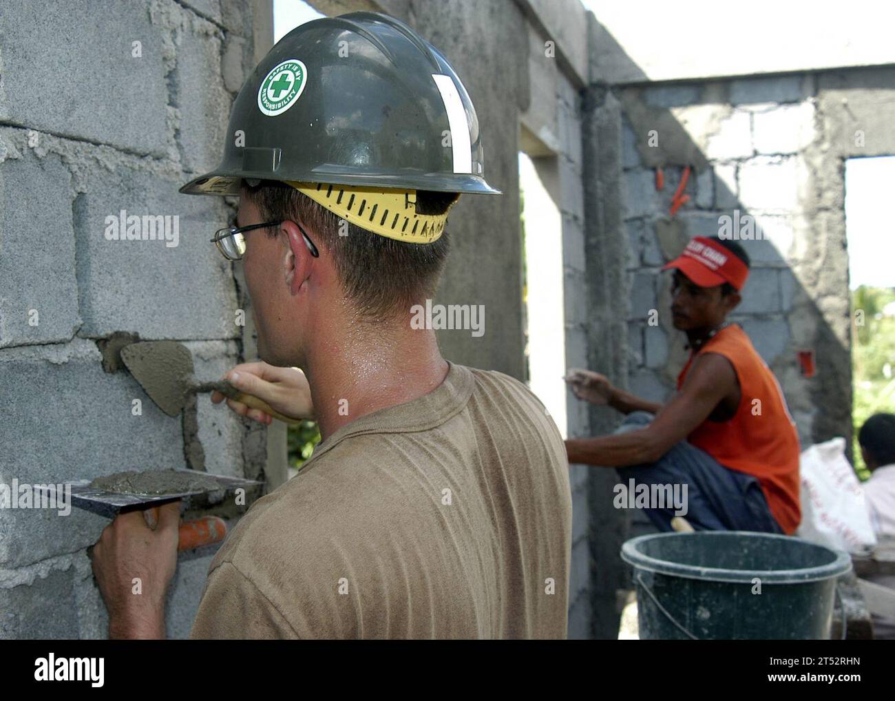 Amphibious Construction Battalion (ACB) 1, Community Relations Project, Honest Anislag Duraga Transition Center, LIGAO, Naval Mobile Construction Battalion (NMCB) 7, Pacific Partnership 2007, Philippinen, Schaufelbetonmischung Stockfoto