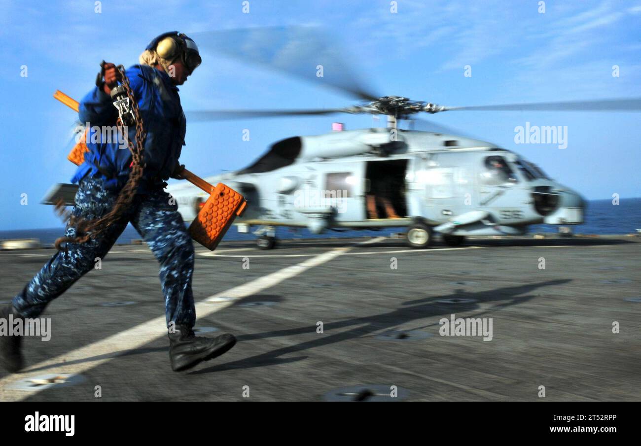 Amphibisches Dock-Landungsschiff, kombinierte Task Force 151, Gegenpiraterie, ctf-151, Flugdeck, Fregatte mit Lenkraketen, Hubschrauber, MH-60S, Navy, Sea Hawk, u.s. Navy, USS Elrod (FFG 55), USS Pearl Harbor (LSD 52) Stockfoto