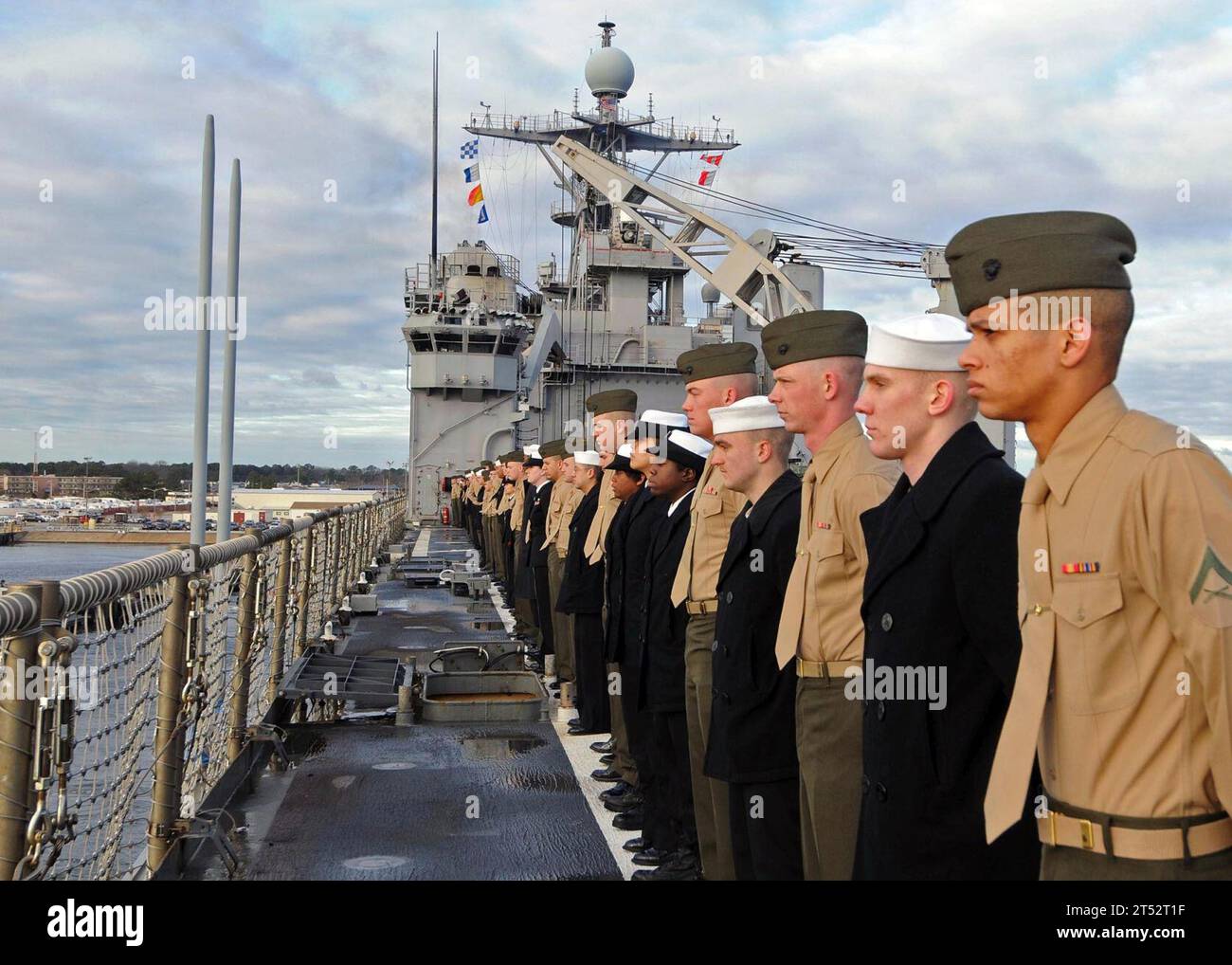 1001181082Z-003 NORFOLK (18. Januar 2010) Seemänner und Marines besetzen die Schienen an Bord des Amphibien-Dock-Landungsschiffes USS Ashland (LSD 48), während das Schiff die Joint Expeditionary Base Little Creek-Fort Story für einen geplanten Einsatz verlässt. Ashland ist Teil der Nassau Amphibious Ready Group. Marineblau Stockfoto