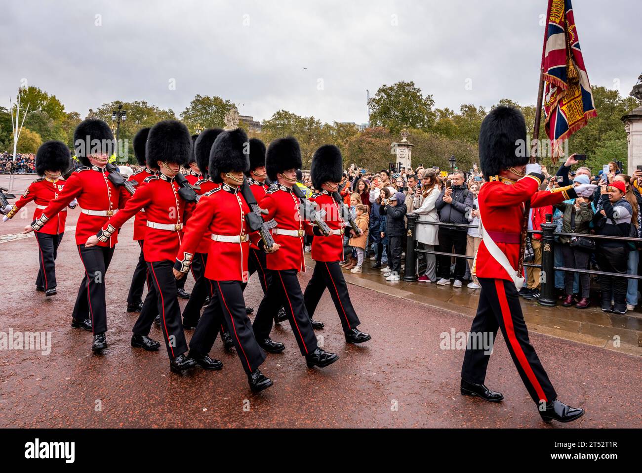 Eine Einheit der Schotten marschiert in den Buckingham Palace, um die Zeremonie des Wachwechsels in London, Großbritannien, durchzuführen Stockfoto