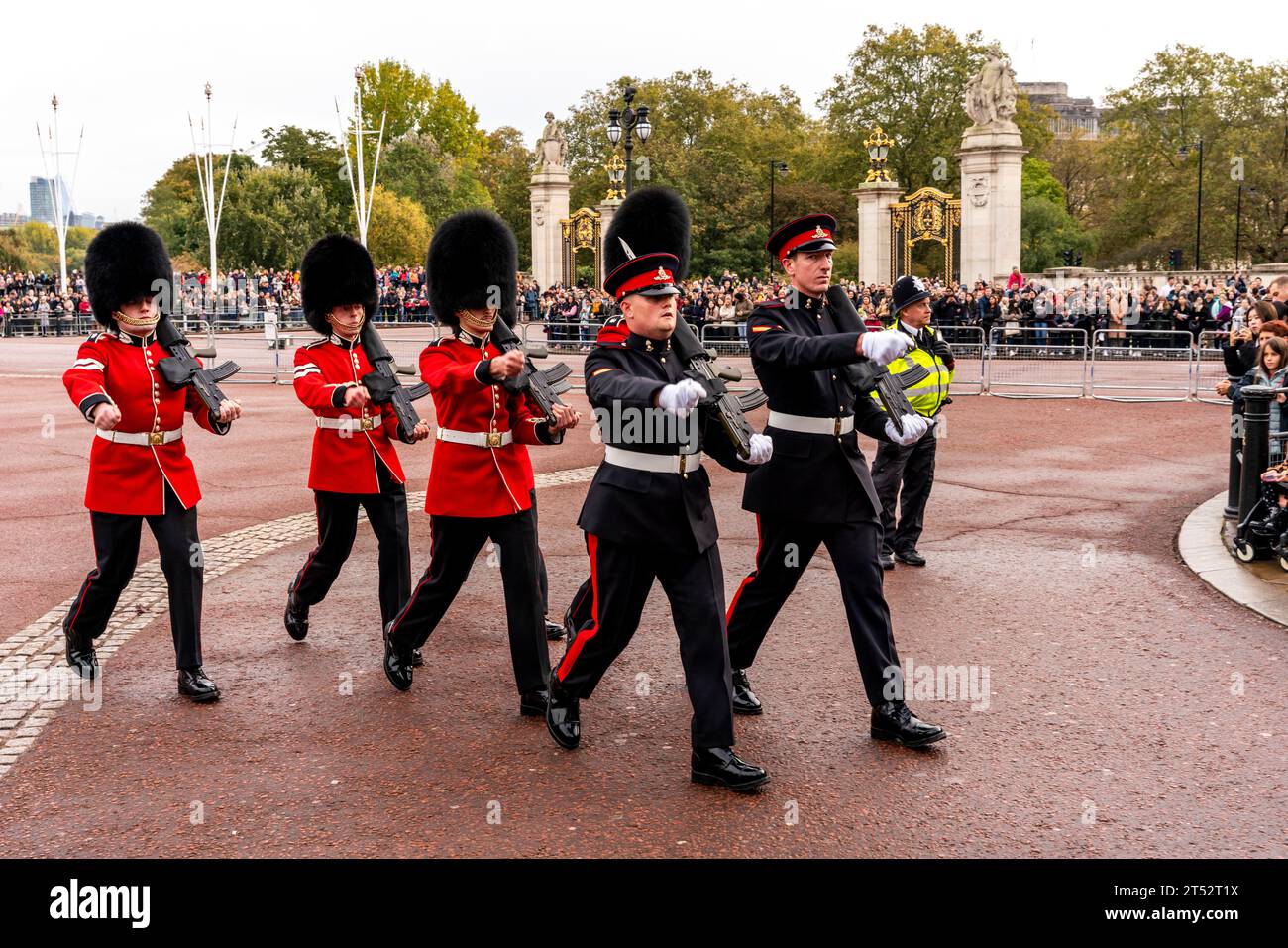 Eine Einheit der Schotten marschiert in den Buckingham Palace, um die Zeremonie des Wachwechsels in London, Großbritannien, durchzuführen Stockfoto