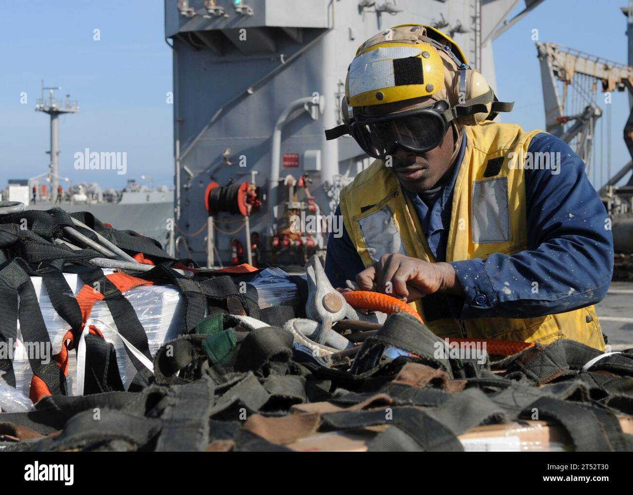 Amphibien-Dock-Landungsschiff, RAS, WIEDERAUFFÜLLUNG AUF SEE, Sailor, U.S. Navy, USS Carter Hall (LSD 50) Stockfoto