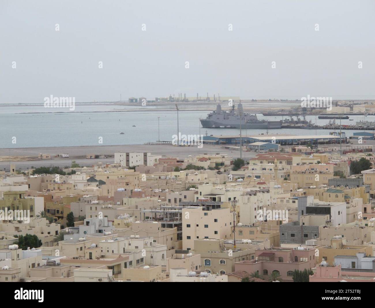 1005013358S-069 MANAMA, Bahrain (1. Mai 2010) das amphibische Transportschiff USS Mesa Verde (LPD 19) ist pierside für ihren ersten Hafenbesuch in Bahrain. Mesa Verde ist auf ihrem ersten Einsatz als Teil der Nassau Amphibious Ready Group, die maritime Sicherheitsoperationen und die Zusammenarbeit im Bereich der Theatersicherheit im Zuständigkeitsbereich der 5. US-Flotte unterstützt. Marineblau Stockfoto