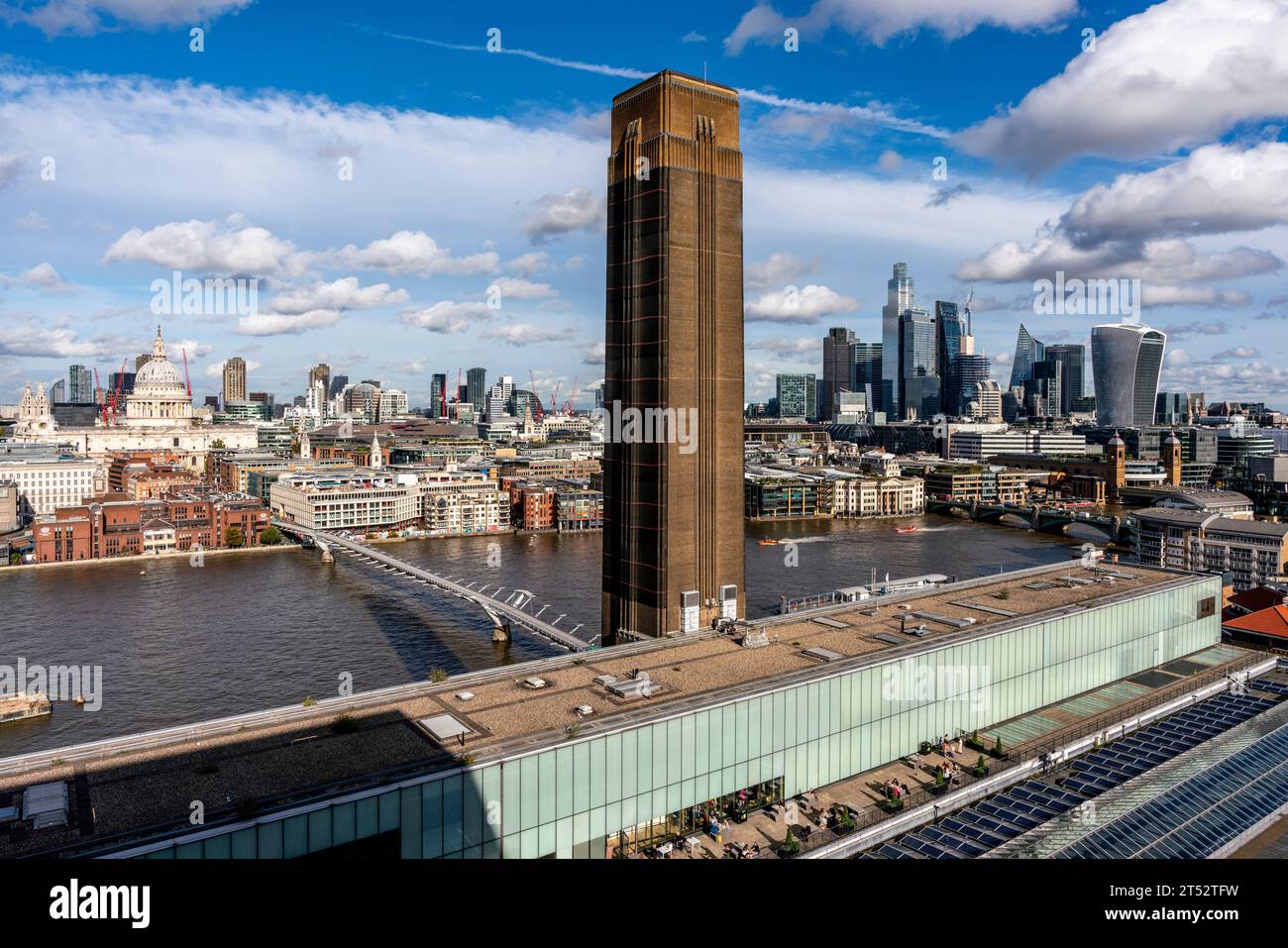 The Tate Modern Art Gallery with the City of London in the Backround, London, UK. Stockfoto The Tate Modern Art Gallery with the City of London in the Backround, London, UK. Stockfoto