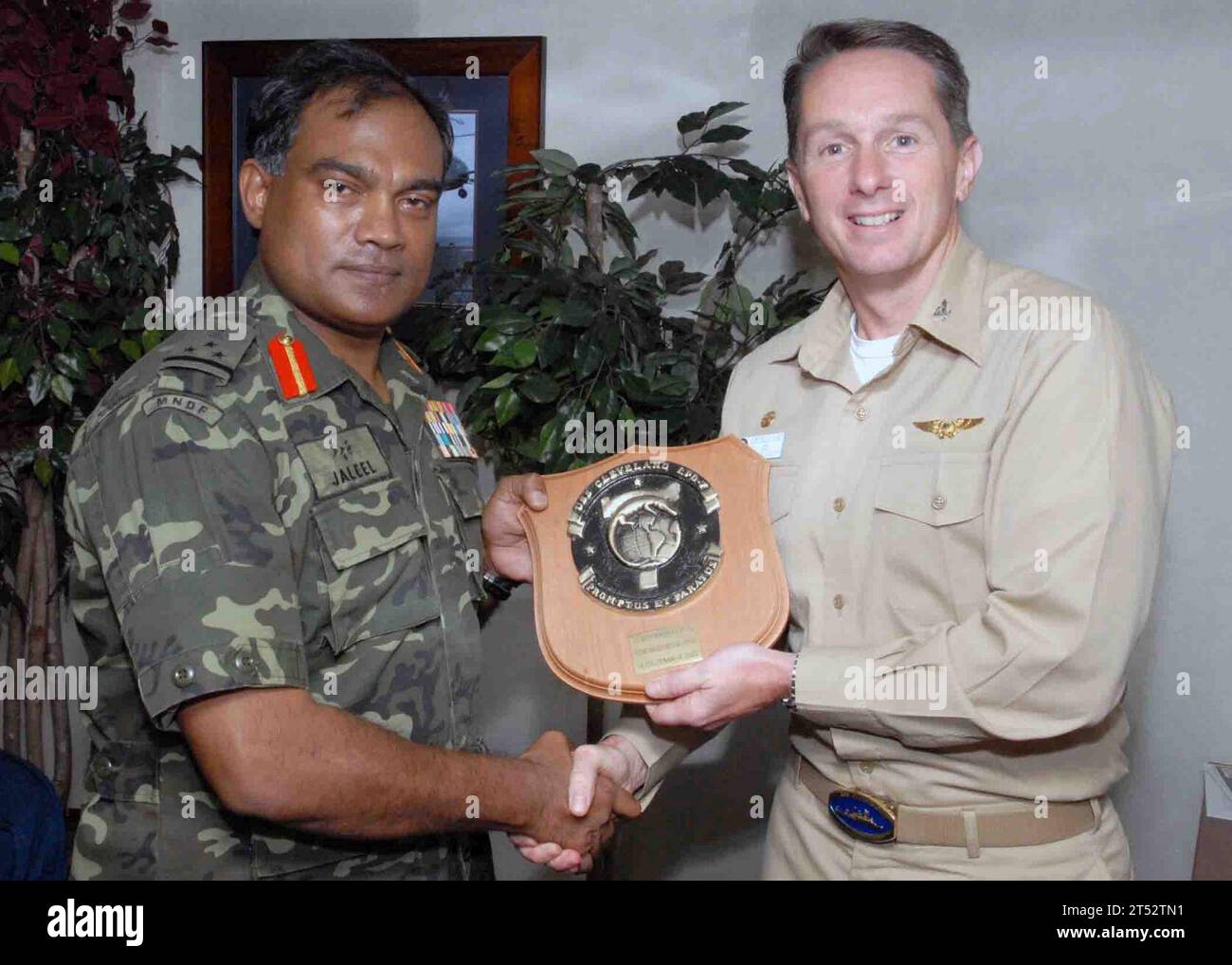 0712183925A-004 INDISCHER OZEAN (18. Dezember 2007) Kapitän Billy Hart, Befehlshaber der USS Cleveland (LPD 7) überreicht Brig eine Gedenktafel. General Moosa Ali Jaleel, Befehlshaber der schnellen Reaktionstruppe der Malediven National Defense Force. Marines, die dem Combined Logistics Battalion (CLB) 11 angehören, und Cleveland's medizinisches Personal nehmen an Coconut Grove Teil, einer Übung zur Verbesserung der Fähigkeiten und Interoperabilität zwischen US-Streitkräften und MNDF. Cleveland und CLB 11 sind auf einem geplanten Einsatz in den Zuständigkeitsbereichen der 5. Und 7. Flotte. US Navy Stockfoto