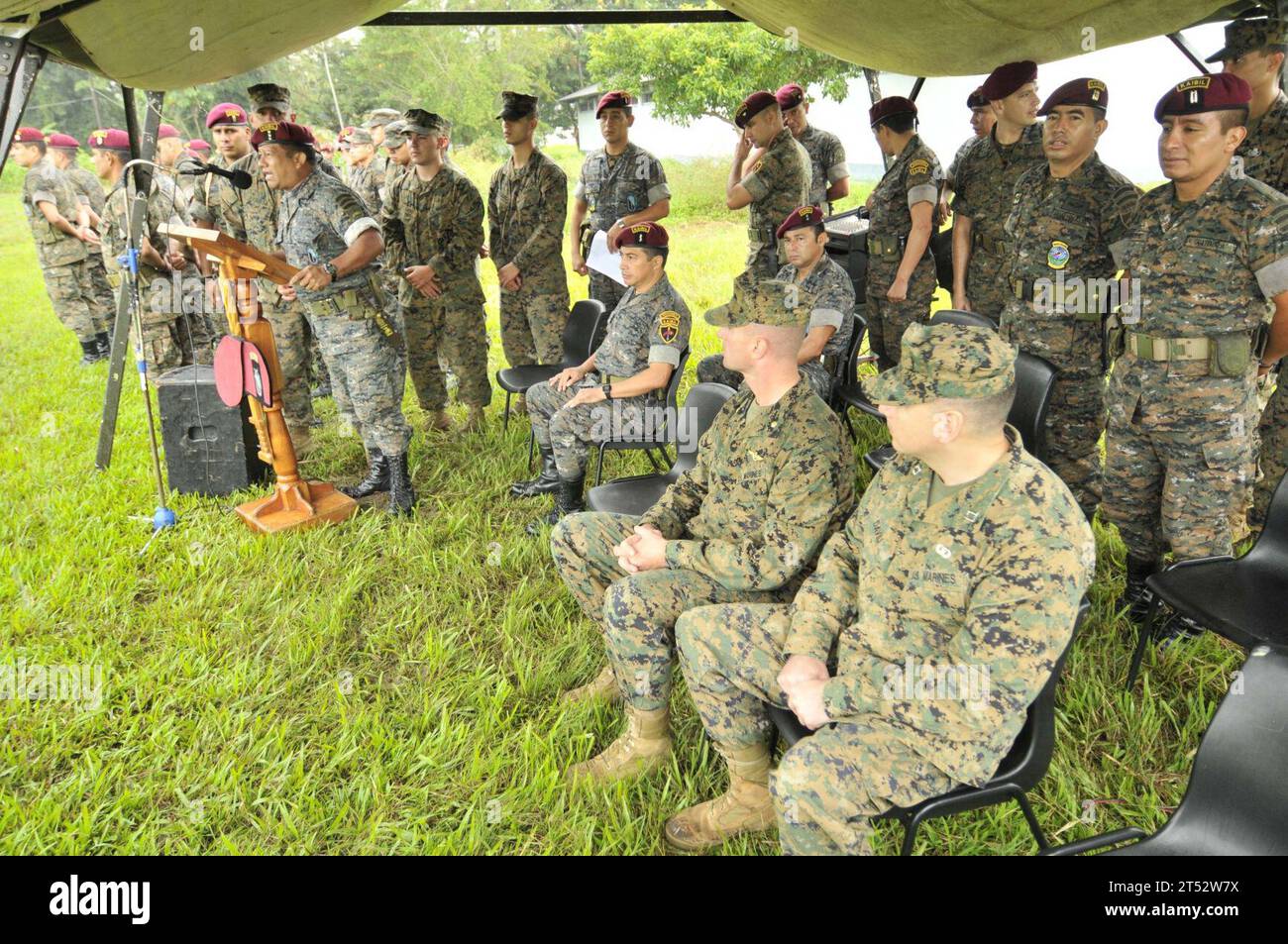 111124ZR315-024 PUETRO BARRIOS, Guatemala (24. November 2011) US-Marines, die der Special Purpose Marine Ground Air Task Force zugewiesen sind, werden in Puertro Barrios vom zweiten Befehlshaber der guatemaltekischen Spezialkräfte während einer Begrüßungszeremonie begrüßt. Die Marines unterstützen die Amphibious-Southern Partnership Station 2012, eine jährliche Entsendung von US-Marinestützern im Zuständigkeitsbereich des U.S. Southern Command. Stockfoto