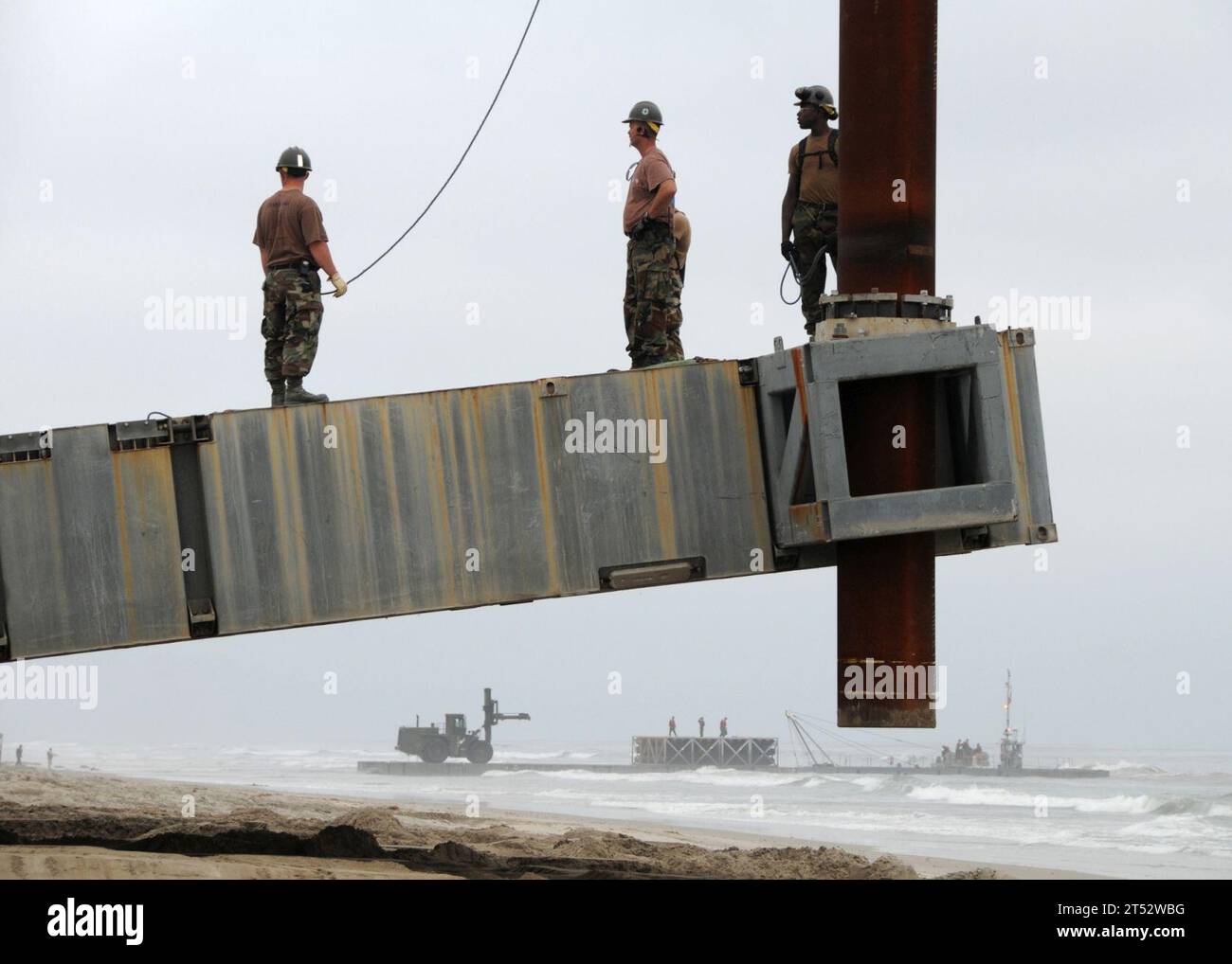 0807091424C-497 CAMP PENDLETON, KALIFORNIEN (9. Juli 2008) ein erhöhter Damm-Stützhaufen wird abgesenkt, während während der Joint Logistics Over-the-Shore (JLOTS) 2008 eine Fähre der Navy aus dem Leuchtturm entladen wird. JLOTS 2008 wird das Kommando und die Kontrolle über Armee- und Marineeinheiten einrichten, ein Lebenserhaltungsgebiet errichten, Truppenschutzoperationen durchführen, eine in-Stream-Entladung von Schiffen aus einem Meeresechelon-Gebiet durchführen, ein Offshore-Erdölentladungssystem einsetzen, die zugewiesenen Truppen rückläufig einsetzen und sicher umstellen. US Navy Stockfoto