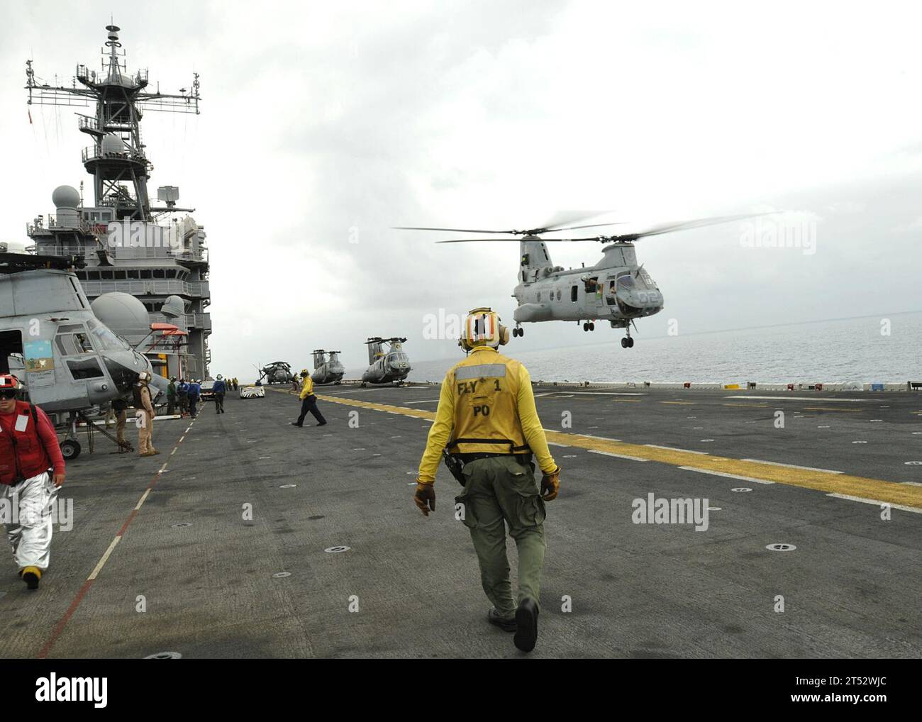 1008131226D-058 ARABISCHE SEE (13. August 2010) Ein CH-46 Sea Knight Hubschrauber, der dem Helikopter Marine Medium Squadron (HMM) 165 (verstärkt) zugeordnet ist, startet vom amphibischen Angriffsschiff USS Peleliu (LHA 5). Die Peleliu Amphibious Ready Group unterstützt die pakistanische Regierung und militärische Katastrophenhilfe mit Schwerlastkapazitäten in überfluteten Gebieten Pakistans. Stockfoto