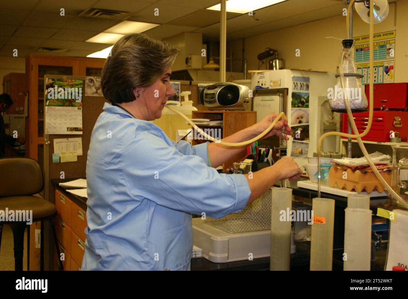 0903176981B-037 STENNIS SPACE CENTER, MISS (17. März 2009) Cecelia Spiering, eine Biologin des Marine Oceanographic Office, nimmt ein Aliquot aus suspendiertem Sediment für die Korngrößenanalyse. Die Geologen des Marine Oceanographic Office analysieren die strukturellen, chemischen, physikalischen, akustischen und technischen Eigenschaften von Meeresbodensedimentproben und wenden die daraus resultierenden Merkmalsdaten auf die Anforderungen der Marine an. Aufgrund der laufenden Sammlung und Analyse verfügt das Labor über eine der umfangreichsten und angesehensten Sammlungen von Meeressedimenten der Welt. (US-Na Stockfoto