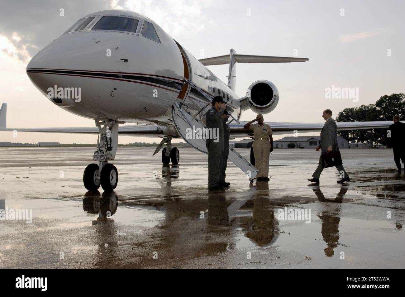 0706043642E-026 ANDREWS LUFTWAFFENSTÜTZPUNKT, MD. (4. Juni 2007) - Marineminister (SECNAV) der ehrenwerte Dr. Donald C. Winter besteigt eine Gulfstream V Business Jets der Fleet Logistics Support Squadron (VR) 1 für eine offizielle Reise in die Gegend von Hampton Roads. US Navy Stockfoto