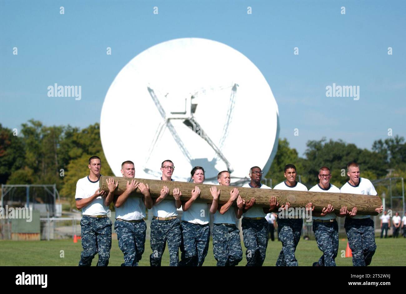110810XP477-007 ANNAPOLIS, Md. (10. August 2011) Plebes in der U.S. Naval Academy Class of 2015 absolvieren in der sechsten Woche des Plebe Summer einen Kampfkurs für die Mannschaft. Plebe Summer ist ein 6-wöchiges Trainingsprogramm, das dazu dient, Midshipmen der 4. Klasse körperlich und geistig mit verschiedenen akademischen, athletischen und technischen Herausforderungen zu entwickeln. Stockfoto