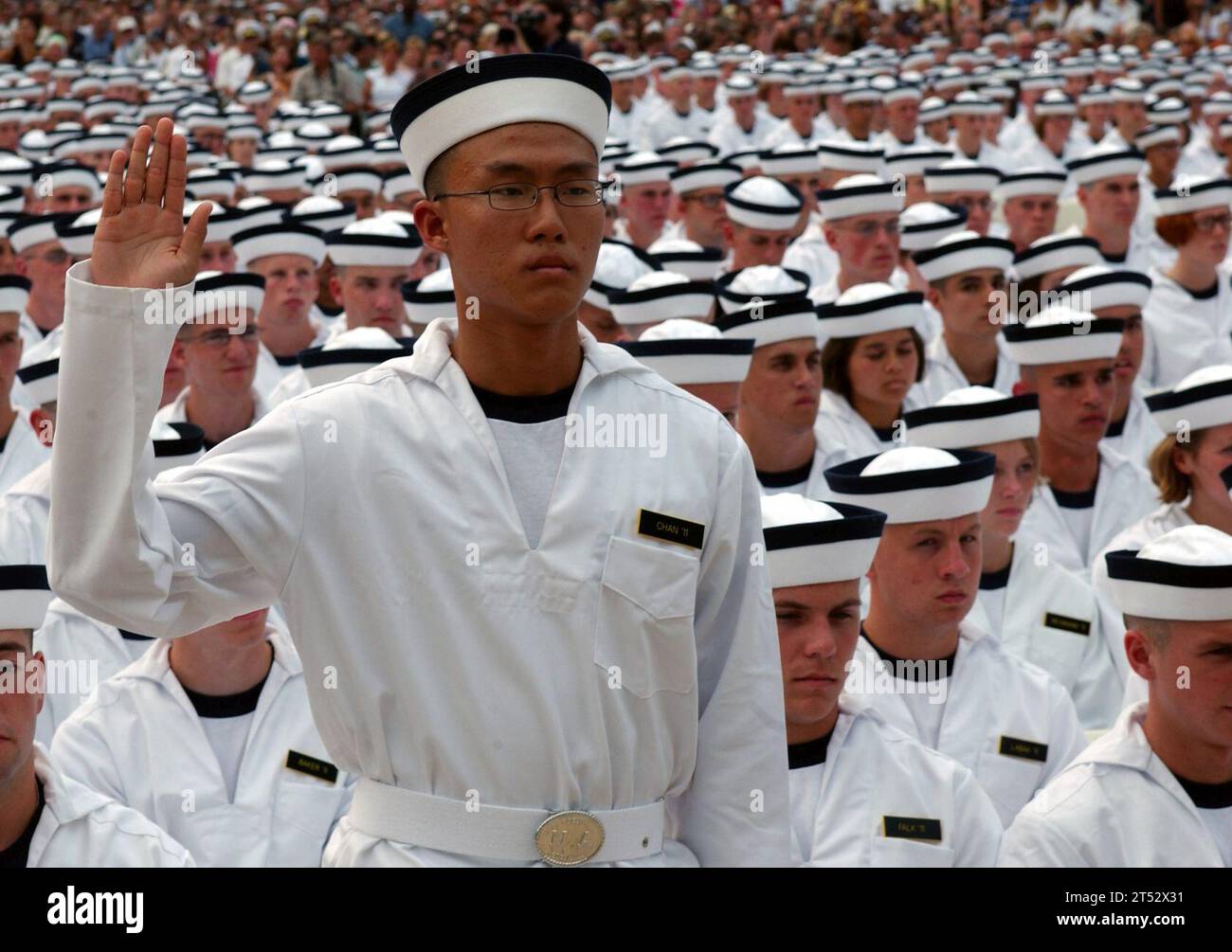 0706270593C-006 ANNAPOLIS, Md. (27. Juni 2007) - der Midshipman 4. Klasse Daniel Chan aus Singapur schwört beim Induction Day der U.S. Naval Academy 2011. Chan ist einer von neun internationalen Schülern aus acht Nationen, die in der eingehenden Anfängerklasse vertreten sind. Fast 50 internationale Studenten besuchen die U.S. Naval Academy. Jedes Jahr lädt das US-Außenministerium ausgewählte Länder ein, bis zu sechs Kandidaten für den Dienst academiesХ Foreign Student Programs zu nominieren. US Navy Stockfoto