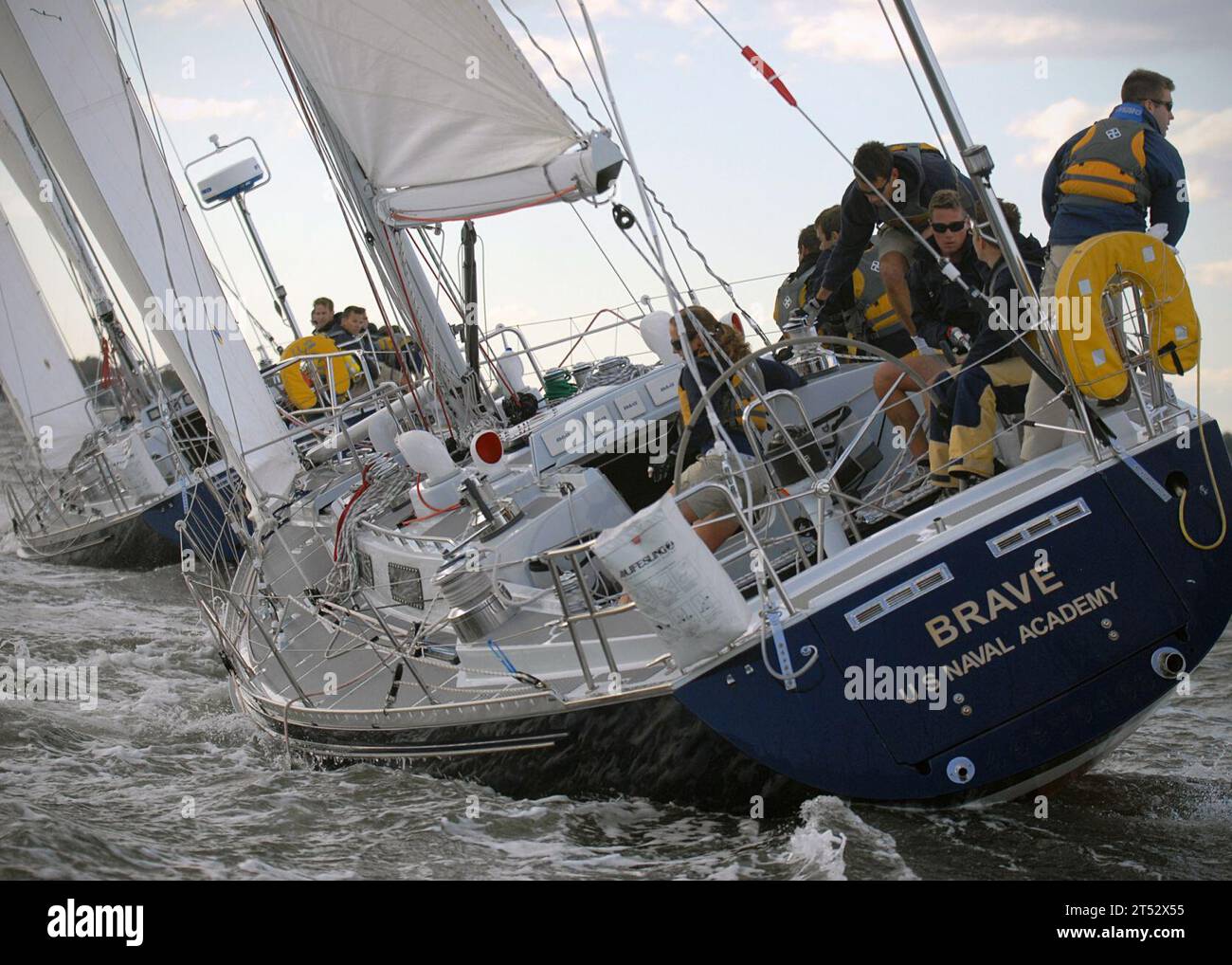 1010213857R-001 ANNAPOLIS, MD. (21. Oktober 2010) Mitglieder der U.S. Naval Academy Varsity und Junior Varsity Offshore Segelteams üben im Santee Basin nahe dem Campus der Akademie für die Fall Keelboat Invitational Regatta und die McMillan Cup Intercollegiate Regatta. Die Rennen fanden im Oktober 23-24 statt und wurden von der Akademie ausgetragen. Stockfoto