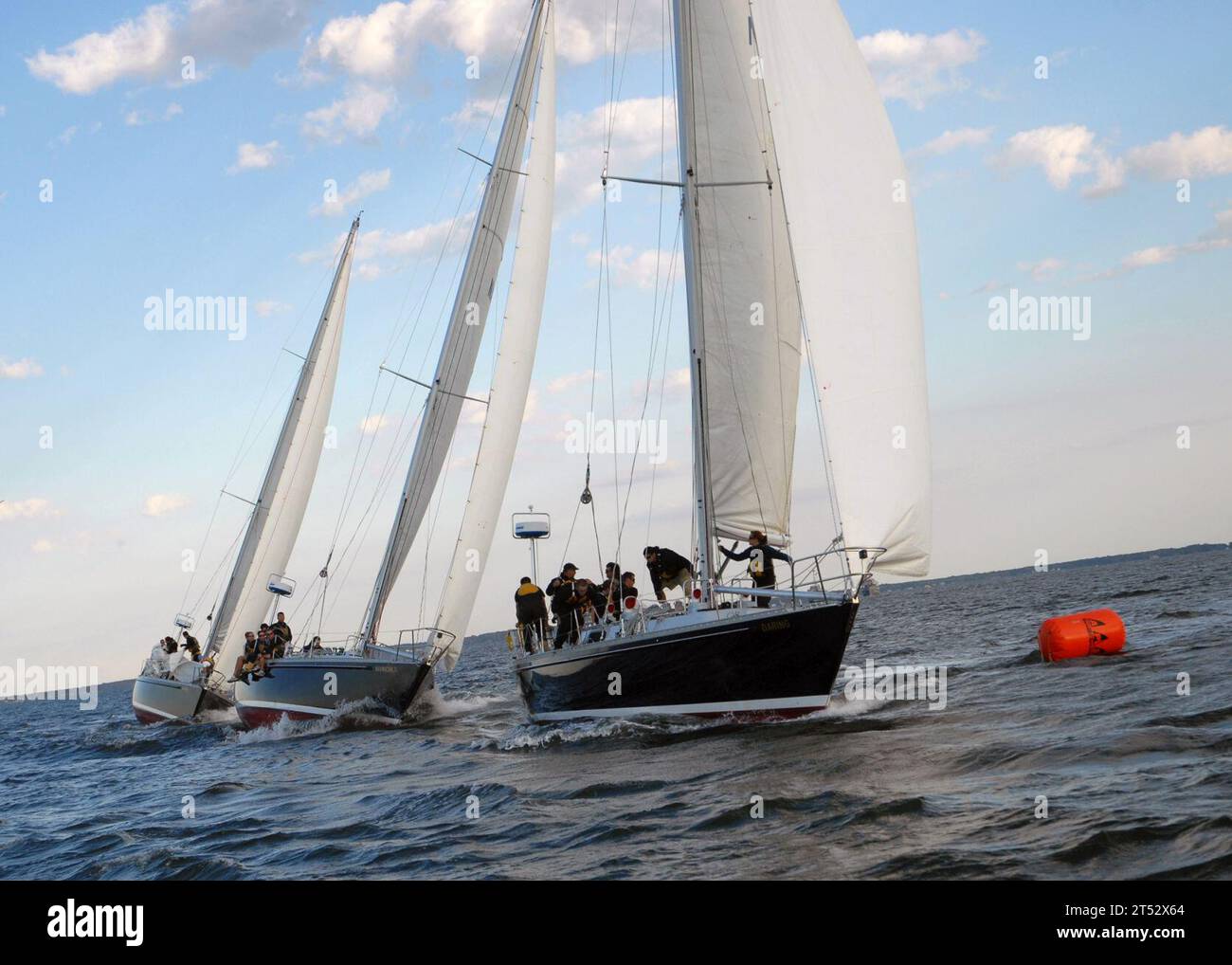 1010213857R-006 ANNAPOLIS, MD. (21. Oktober 2010) Mitglieder der U.S. Naval Academy Varsity und Junior Varsity Offshore Segelteams üben im Santee Basin nahe dem Campus der Akademie für die Fall Keelboat Invitational Regatta und die McMillan Cup Intercollegiate Regatta. Die Rennen fanden im Oktober 23-24 statt und wurden von der Akademie ausgetragen. Stockfoto