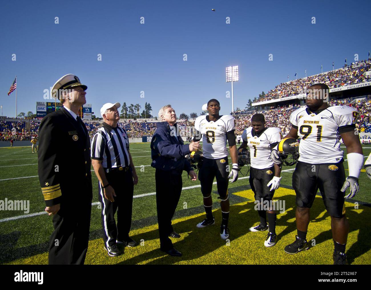 111008AC887-001 ANNAPOLIS, MD. (8. Oktober 2011) Marineminister (SECNAV) der ehrenwerte Ray Mabus führt den Münzwurf vor einem NCAA-Fußballspiel zwischen der University of Southern Mississippi und der U.S. Navy Academy im Navy-Marine Corps Memorial Stadium durch. Der südliche Mississippi besiegte die Midshipmen von 63 bis 35. Stockfoto