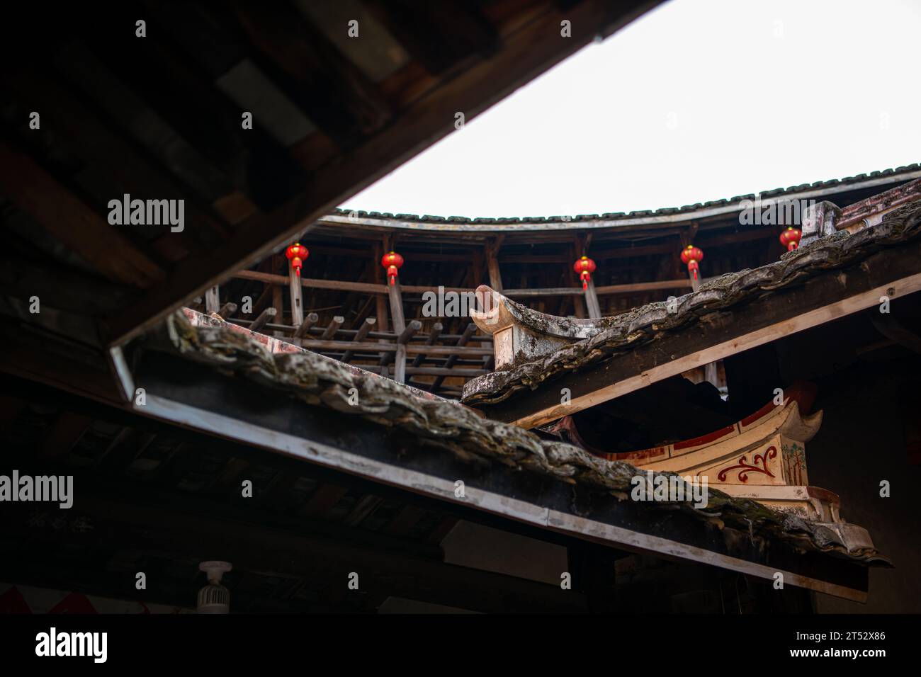 Horizontales Bild des Fujian Tulou (Hakka-Kreishaus). Das Rote Papier mit chinesischen Wörtern ist ein Paar mit Glücksgedicht Stockfoto Horizontales Bild des Fujian Tulou (Hakka-Kreishaus). Das Rote Papier mit chinesischen Wörtern ist ein Paar mit Glücksgedicht Stockfoto