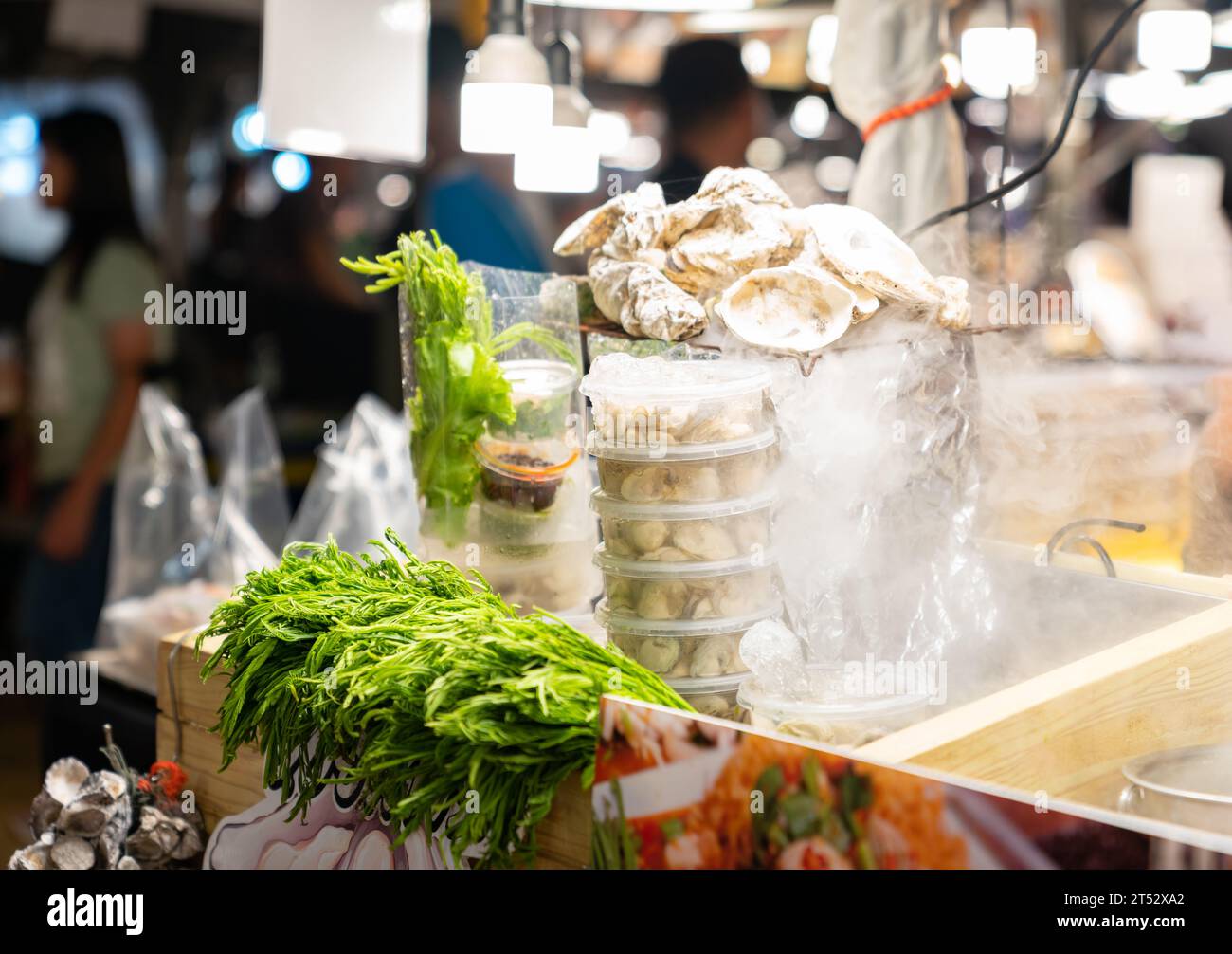 Große frische Austern mit gerösteter Chili-Paste und Meeresfrüchtesauce auf dem Street Food Market. Stockfoto