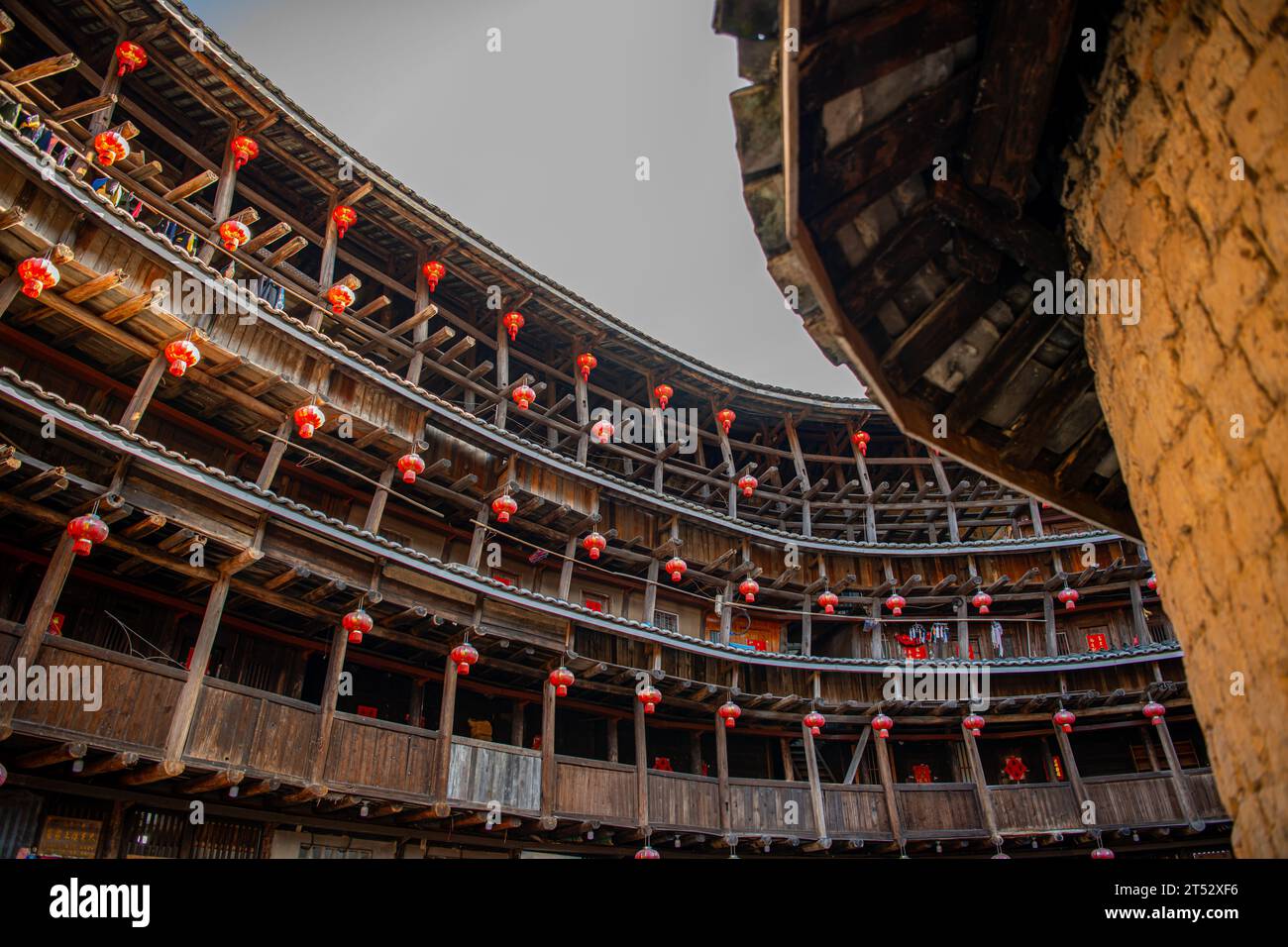 TULOU CLUSTER, FUJIAN, CHINA. 17. FEBRUAR 2021: Yuchang-Gebäude für das chinesische Neujahr dekoriert Stockfoto TULOU CLUSTER, FUJIAN, CHINA. 17. FEBRUAR 2021: Yuchang-Gebäude für das chinesische Neujahr dekoriert Stockfoto