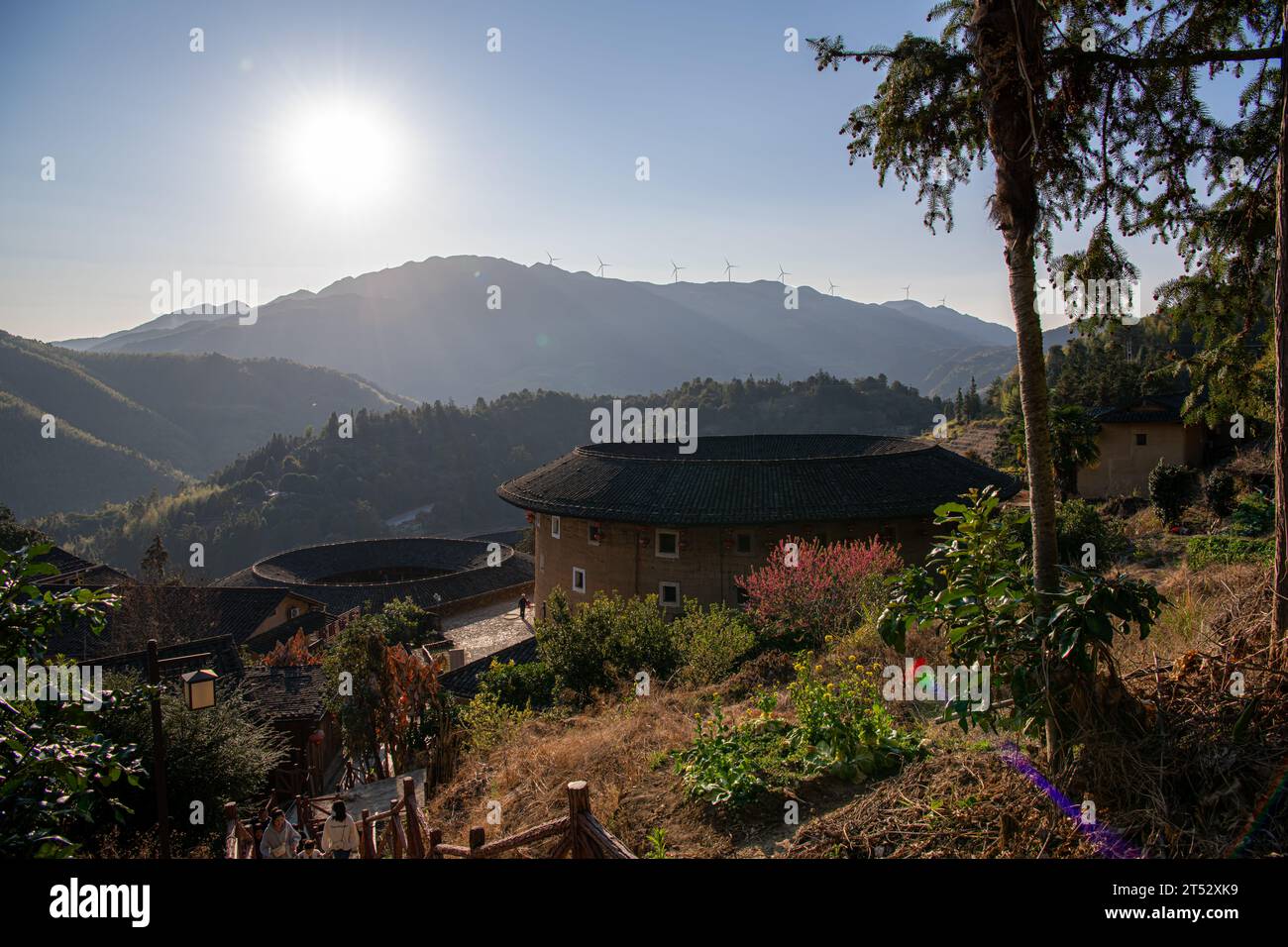Chinesisches Fujian Tulou und die umliegende Landschaft während des Sonnenuntergangs. Es wurde zum UNESCO-Weltkulturerbe erklärt. Ein berühmtes historisches Relikt. Stockfoto Chinesisches Fujian Tulou und die umliegende Landschaft während des Sonnenuntergangs. Es wurde zum UNESCO-Weltkulturerbe erklärt. Ein berühmtes historisches Relikt. Stockfoto