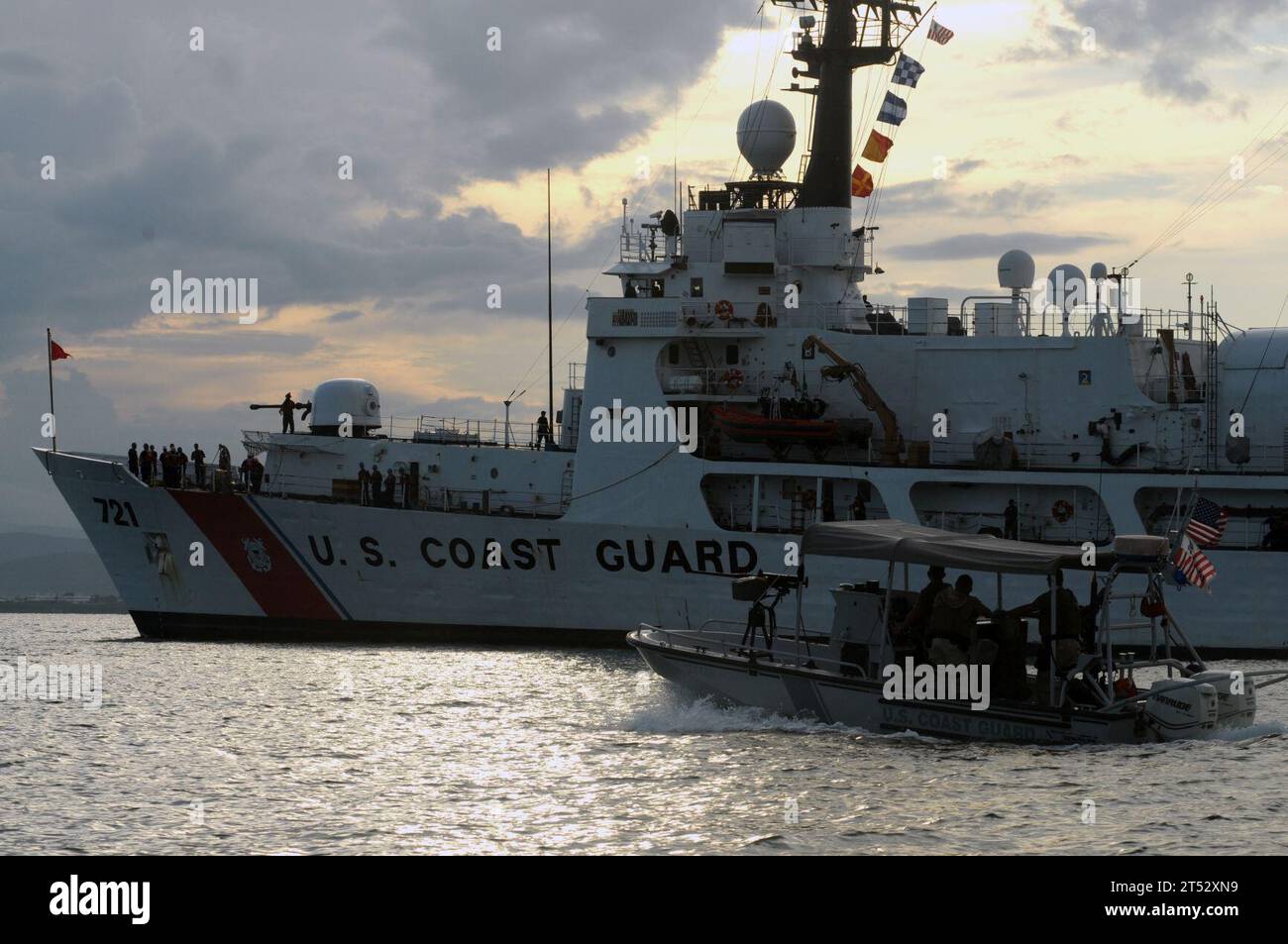 110709AT101-054 GUANTANAMO BAY, Kuba (9. Juli 2011) Ein Boston-Patrouillenboot der US-Küstenwache, das der Joint Task Force Guantanamo Bay zugewiesen ist, eskortiert die US-Küstenwache Cutter (USCGC) Gallatin (WHEC 721). Der Cutter ist in Guantanamo Bay für einen geplanten Hafenanlauf. MSST Boston führt eine 24-Stunden-Anti-Terror-Truppenschutzwache in der Joint Task Force Guantanamo Bay durch. Stockfoto