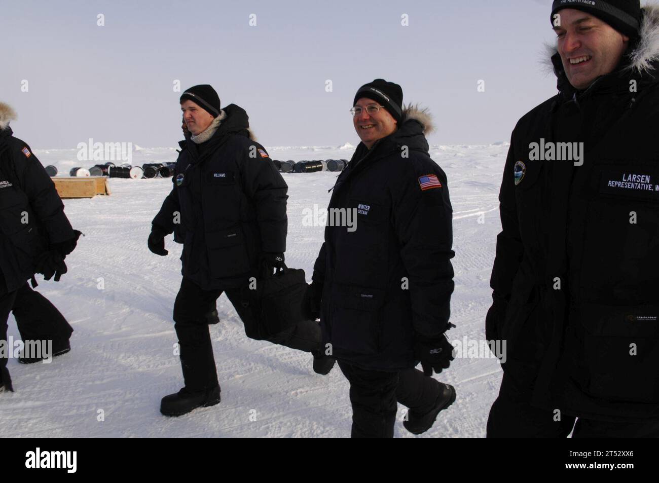 0703173642E-052 (17. März 2007) - (Mitte nach rechts) Marineminister (SECNAV), der ehrenwerte Dr. Donald C. Winter und der Kongressabgeordnete Rick Larsen vom 2. Kongressbezirk, Washington, besichtigen die Applied Physics Ice Station (APLIS). ICEX-2007 ist eine Übung der Royal Navy, die auf und unter einer treibenden Eisscholle etwa 180 Seemeilen vor der Nordküste Alaskas durchgeführt wird. US Navy Stockfoto