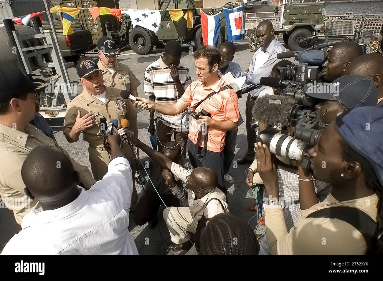 0711078483H-002 DAKAR, Senegal (7. November 2007) - Captain John Nowell, Kommodore der Task Force Africa Partnership Station (APS), hält eine Pressekonferenz mit Medienagenturen aus Westafrika. APS zielt darauf ab, internationale Schulungsteams aus 14 verschiedenen Ländern nach Senegal, Ghana, Kamerun, Gabun sowie Sao Tome und Principe zu bringen, und wird mehr als 20 humanitäre Hilfsprojekte unterstützen, zusätzlich zum Informationsaustausch und zur Schulung mit Partnerländern während des siebenmonatigen Einsatzes. US Navy Stockfoto